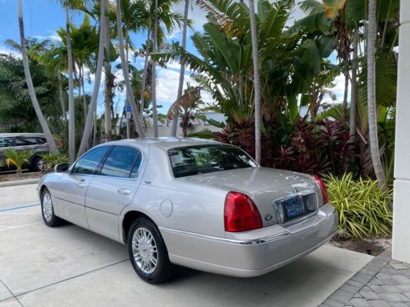2009 Silver Birch Metallic /Black Lincoln Town Car Signature Limited LOW MILES 50,225 (2LNHM82V49X) with an 4.6L SOHC EFI V8 FFV Engine engine, Automatic transmission, located at 4701 North Dixie Hwy, Pompano Beach, FL, 33064, (954) 422-2889, 26.240938, -80.123474 - OUR WEBPAGE FLORIDACARS1.COM HAS OVER 100 PHOTOS AND FREE CARFAX LINK 2009 LINCOLN TOWN CAR SIGNATURE LIMITED VIN: 2LNHM82V49X626935 2 L N H M 8 2 V 4 9 X 6 2 6 9 3 5 SEDAN 4 DR 4.6L V8 F SOHC 16V FLEX FUEL 24 MPG REAR WHEEL DRIVE Features ABS Brakes Air Conditioning Alloy Wheels AM/FM Stereo Audiop - Photo#5