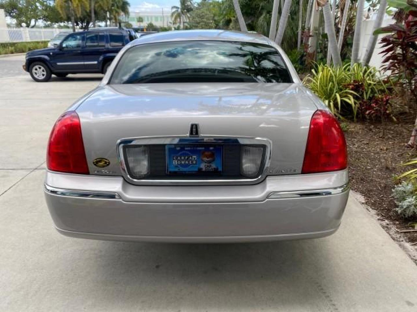 2009 Silver Birch Metallic /Black Lincoln Town Car Signature Limited LOW MILES 50,225 (2LNHM82V49X) with an 4.6L SOHC EFI V8 FFV Engine engine, Automatic transmission, located at 4701 North Dixie Hwy, Pompano Beach, FL, 33064, (954) 422-2889, 26.240938, -80.123474 - OUR WEBPAGE FLORIDACARS1.COM HAS OVER 100 PHOTOS AND FREE CARFAX LINK 2009 LINCOLN TOWN CAR SIGNATURE LIMITED VIN: 2LNHM82V49X626935 2 L N H M 8 2 V 4 9 X 6 2 6 9 3 5 SEDAN 4 DR 4.6L V8 F SOHC 16V FLEX FUEL 24 MPG REAR WHEEL DRIVE Features ABS Brakes Air Conditioning Alloy Wheels AM/FM Stereo Audiop - Photo#6