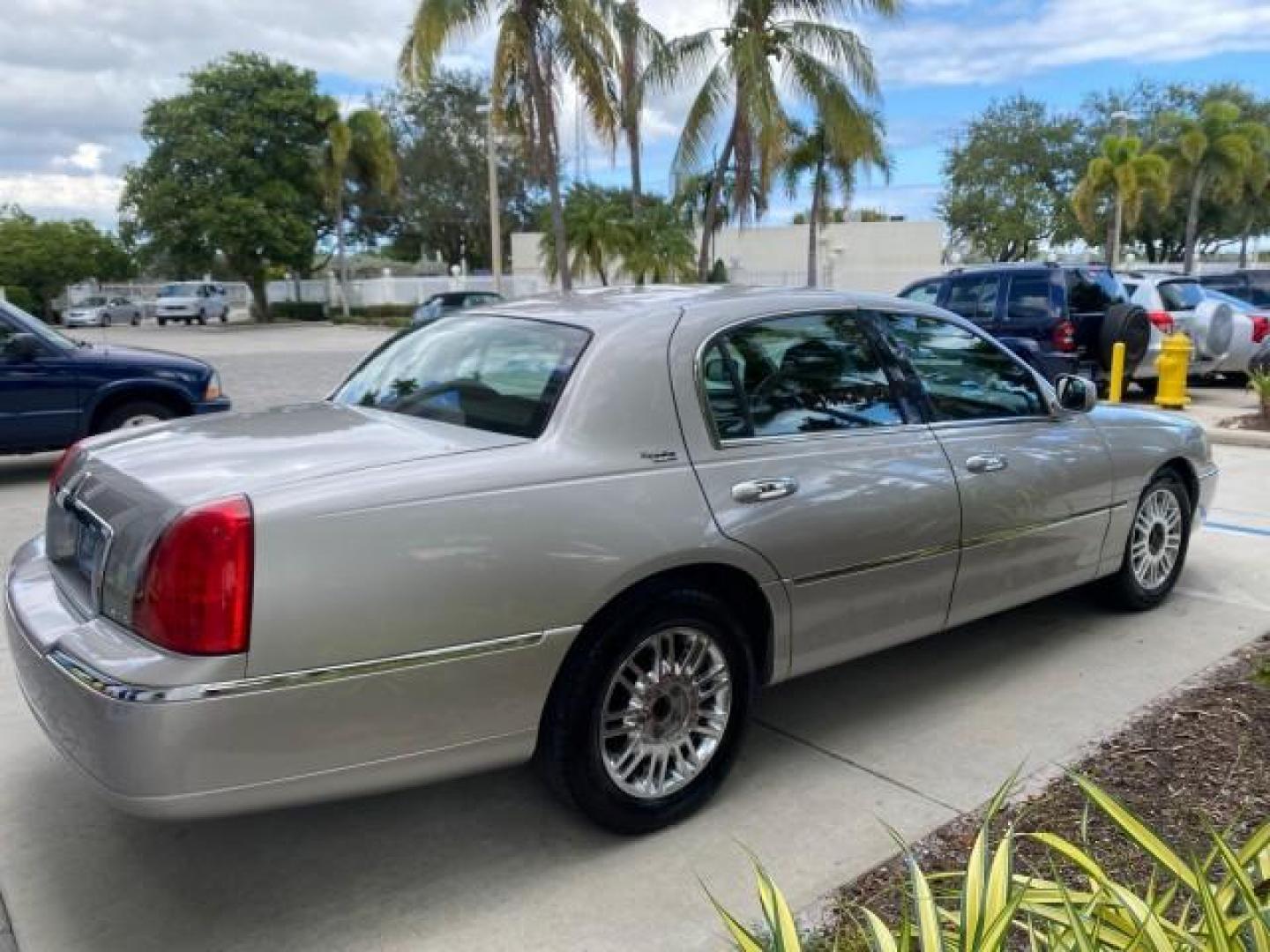 2009 Silver Birch Metallic /Black Lincoln Town Car Signature Limited LOW MILES 50,225 (2LNHM82V49X) with an 4.6L SOHC EFI V8 FFV Engine engine, Automatic transmission, located at 4701 North Dixie Hwy, Pompano Beach, FL, 33064, (954) 422-2889, 26.240938, -80.123474 - OUR WEBPAGE FLORIDACARS1.COM HAS OVER 100 PHOTOS AND FREE CARFAX LINK 2009 LINCOLN TOWN CAR SIGNATURE LIMITED VIN: 2LNHM82V49X626935 2 L N H M 8 2 V 4 9 X 6 2 6 9 3 5 SEDAN 4 DR 4.6L V8 F SOHC 16V FLEX FUEL 24 MPG REAR WHEEL DRIVE Features ABS Brakes Air Conditioning Alloy Wheels AM/FM Stereo Audiop - Photo#7