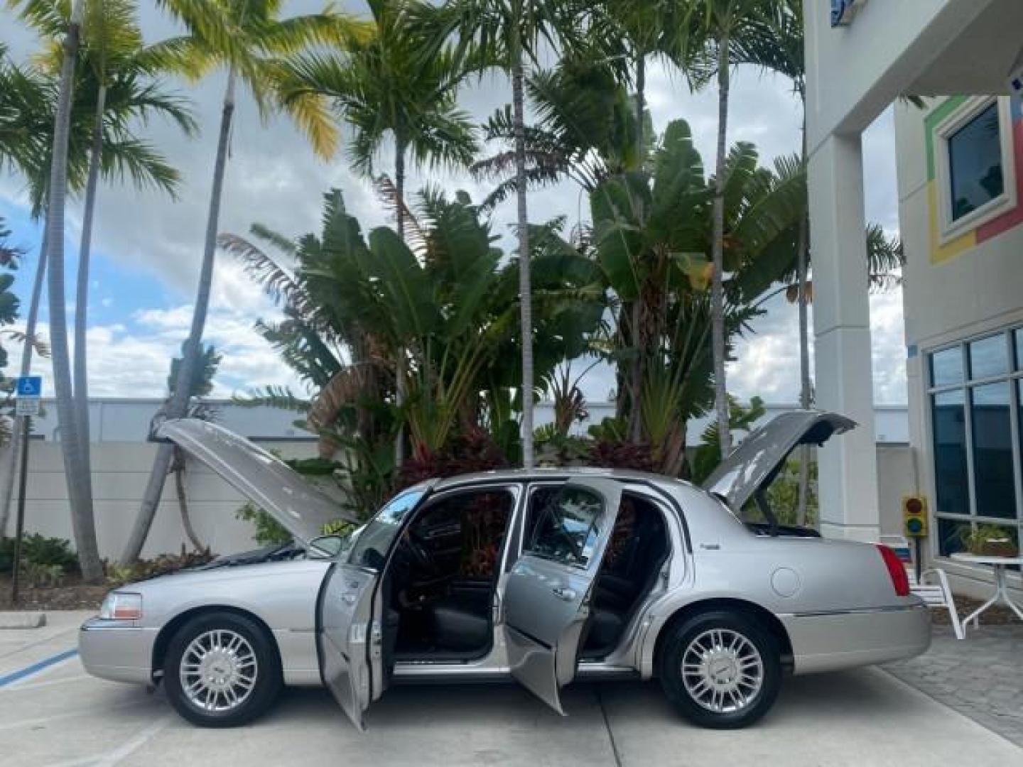 2009 Silver Birch Metallic /Black Lincoln Town Car Signature Limited LOW MILES 50,225 (2LNHM82V49X) with an 4.6L SOHC EFI V8 FFV Engine engine, Automatic transmission, located at 4701 North Dixie Hwy, Pompano Beach, FL, 33064, (954) 422-2889, 26.240938, -80.123474 - OUR WEBPAGE FLORIDACARS1.COM HAS OVER 100 PHOTOS AND FREE CARFAX LINK 2009 LINCOLN TOWN CAR SIGNATURE LIMITED VIN: 2LNHM82V49X626935 2 L N H M 8 2 V 4 9 X 6 2 6 9 3 5 SEDAN 4 DR 4.6L V8 F SOHC 16V FLEX FUEL 24 MPG REAR WHEEL DRIVE Features ABS Brakes Air Conditioning Alloy Wheels AM/FM Stereo Audiop - Photo#8
