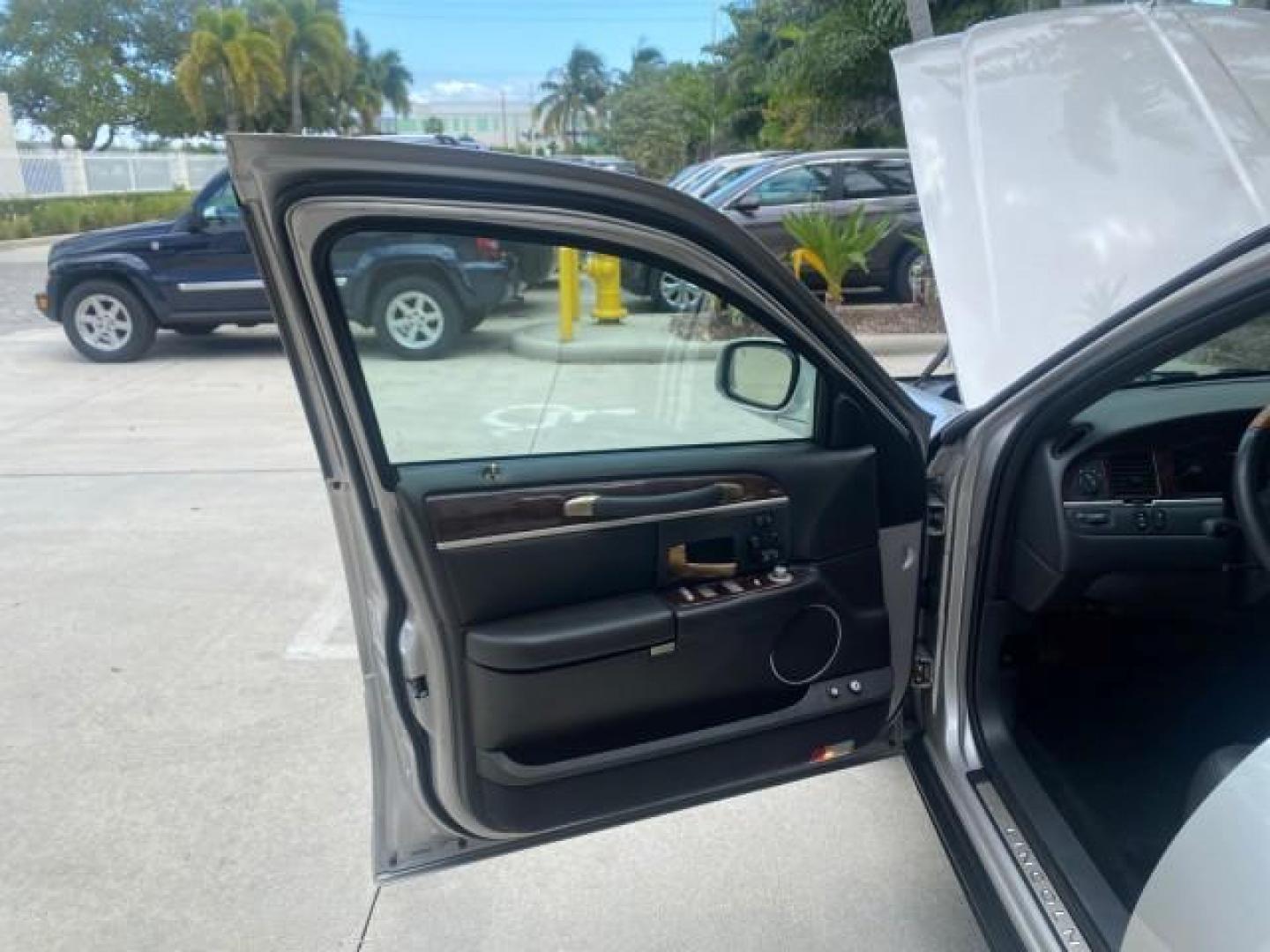 2009 Silver Birch Metallic /Black Lincoln Town Car Signature Limited LOW MILES 50,225 (2LNHM82V49X) with an 4.6L SOHC EFI V8 FFV Engine engine, Automatic transmission, located at 4701 North Dixie Hwy, Pompano Beach, FL, 33064, (954) 422-2889, 26.240938, -80.123474 - OUR WEBPAGE FLORIDACARS1.COM HAS OVER 100 PHOTOS AND FREE CARFAX LINK 2009 LINCOLN TOWN CAR SIGNATURE LIMITED VIN: 2LNHM82V49X626935 2 L N H M 8 2 V 4 9 X 6 2 6 9 3 5 SEDAN 4 DR 4.6L V8 F SOHC 16V FLEX FUEL 24 MPG REAR WHEEL DRIVE Features ABS Brakes Air Conditioning Alloy Wheels AM/FM Stereo Audiop - Photo#9