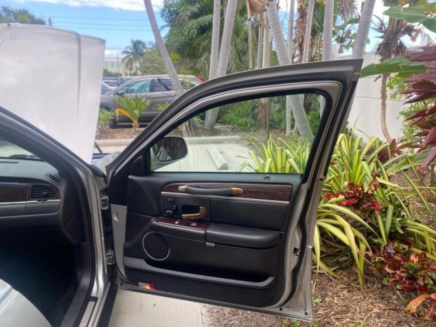 2009 Silver Birch Metallic /Black Lincoln Town Car Signature Limited LOW MILES 50,225 (2LNHM82V49X) with an 4.6L SOHC EFI V8 FFV Engine engine, Automatic transmission, located at 4701 North Dixie Hwy, Pompano Beach, FL, 33064, (954) 422-2889, 26.240938, -80.123474 - OUR WEBPAGE FLORIDACARS1.COM HAS OVER 100 PHOTOS AND FREE CARFAX LINK 2009 LINCOLN TOWN CAR SIGNATURE LIMITED VIN: 2LNHM82V49X626935 2 L N H M 8 2 V 4 9 X 6 2 6 9 3 5 SEDAN 4 DR 4.6L V8 F SOHC 16V FLEX FUEL 24 MPG REAR WHEEL DRIVE Features ABS Brakes Air Conditioning Alloy Wheels AM/FM Stereo Audiop - Photo#11