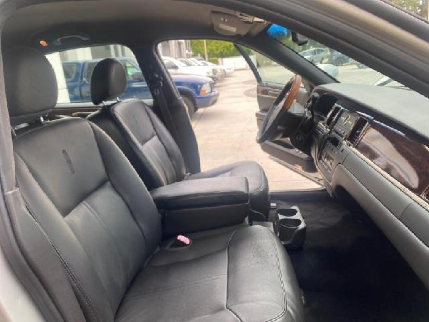 2009 Silver Birch Metallic /Black Lincoln Town Car Signature Limited LOW MILES 50,225 (2LNHM82V49X) with an 4.6L SOHC EFI V8 FFV Engine engine, Automatic transmission, located at 4701 North Dixie Hwy, Pompano Beach, FL, 33064, (954) 422-2889, 26.240938, -80.123474 - OUR WEBPAGE FLORIDACARS1.COM HAS OVER 100 PHOTOS AND FREE CARFAX LINK 2009 LINCOLN TOWN CAR SIGNATURE LIMITED VIN: 2LNHM82V49X626935 2 L N H M 8 2 V 4 9 X 6 2 6 9 3 5 SEDAN 4 DR 4.6L V8 F SOHC 16V FLEX FUEL 24 MPG REAR WHEEL DRIVE Features ABS Brakes Air Conditioning Alloy Wheels AM/FM Stereo Audiop - Photo#12