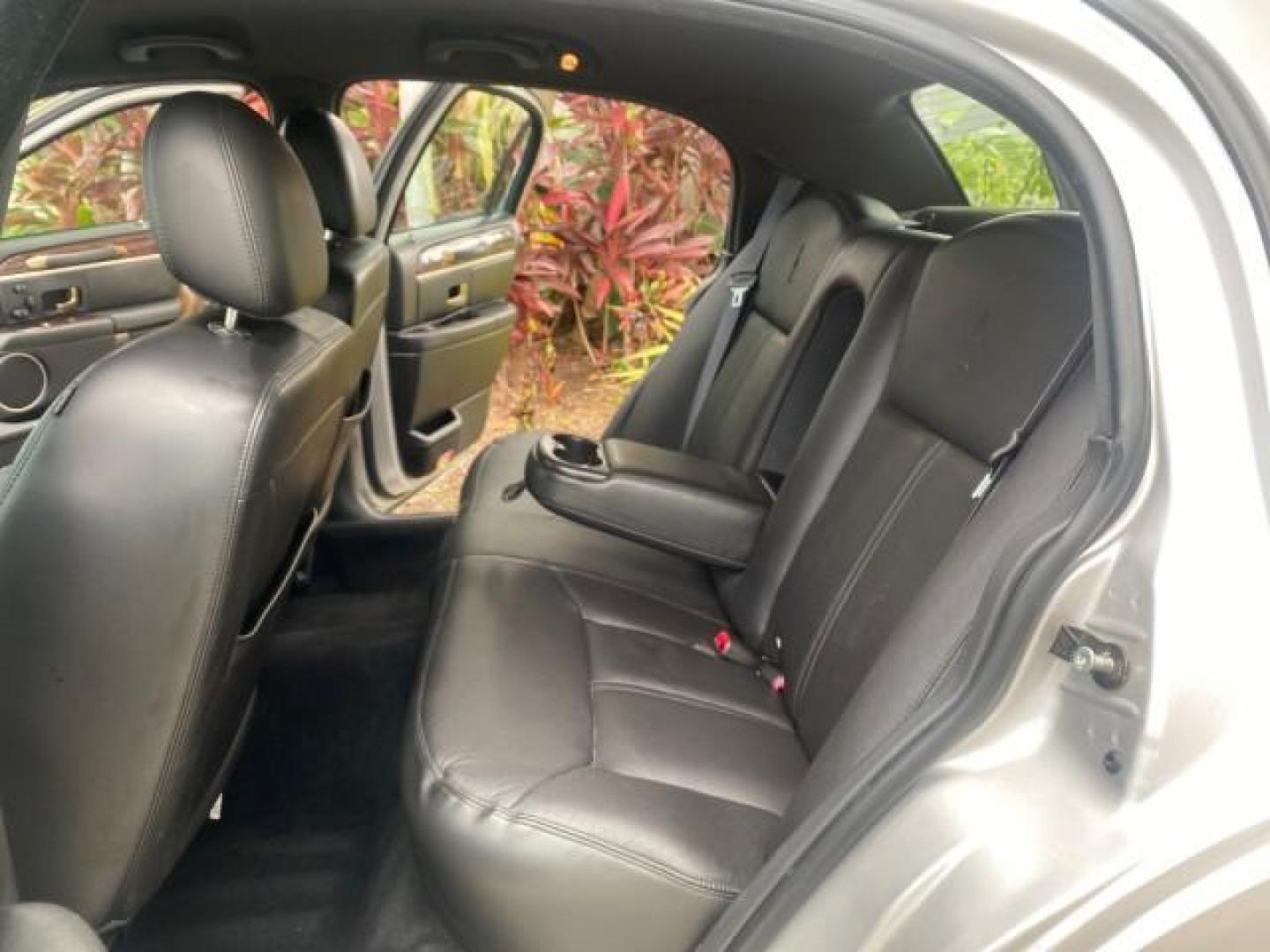 2009 Silver Birch Metallic /Black Lincoln Town Car Signature Limited LOW MILES 50,225 (2LNHM82V49X) with an 4.6L SOHC EFI V8 FFV Engine engine, Automatic transmission, located at 4701 North Dixie Hwy, Pompano Beach, FL, 33064, (954) 422-2889, 26.240938, -80.123474 - OUR WEBPAGE FLORIDACARS1.COM HAS OVER 100 PHOTOS AND FREE CARFAX LINK 2009 LINCOLN TOWN CAR SIGNATURE LIMITED VIN: 2LNHM82V49X626935 2 L N H M 8 2 V 4 9 X 6 2 6 9 3 5 SEDAN 4 DR 4.6L V8 F SOHC 16V FLEX FUEL 24 MPG REAR WHEEL DRIVE Features ABS Brakes Air Conditioning Alloy Wheels AM/FM Stereo Audiop - Photo#14