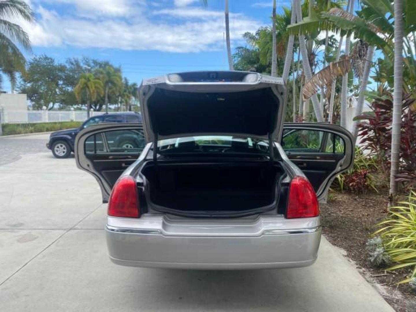 2009 Silver Birch Metallic /Black Lincoln Town Car Signature Limited LOW MILES 50,225 (2LNHM82V49X) with an 4.6L SOHC EFI V8 FFV Engine engine, Automatic transmission, located at 4701 North Dixie Hwy, Pompano Beach, FL, 33064, (954) 422-2889, 26.240938, -80.123474 - OUR WEBPAGE FLORIDACARS1.COM HAS OVER 100 PHOTOS AND FREE CARFAX LINK 2009 LINCOLN TOWN CAR SIGNATURE LIMITED VIN: 2LNHM82V49X626935 2 L N H M 8 2 V 4 9 X 6 2 6 9 3 5 SEDAN 4 DR 4.6L V8 F SOHC 16V FLEX FUEL 24 MPG REAR WHEEL DRIVE Features ABS Brakes Air Conditioning Alloy Wheels AM/FM Stereo Audiop - Photo#15