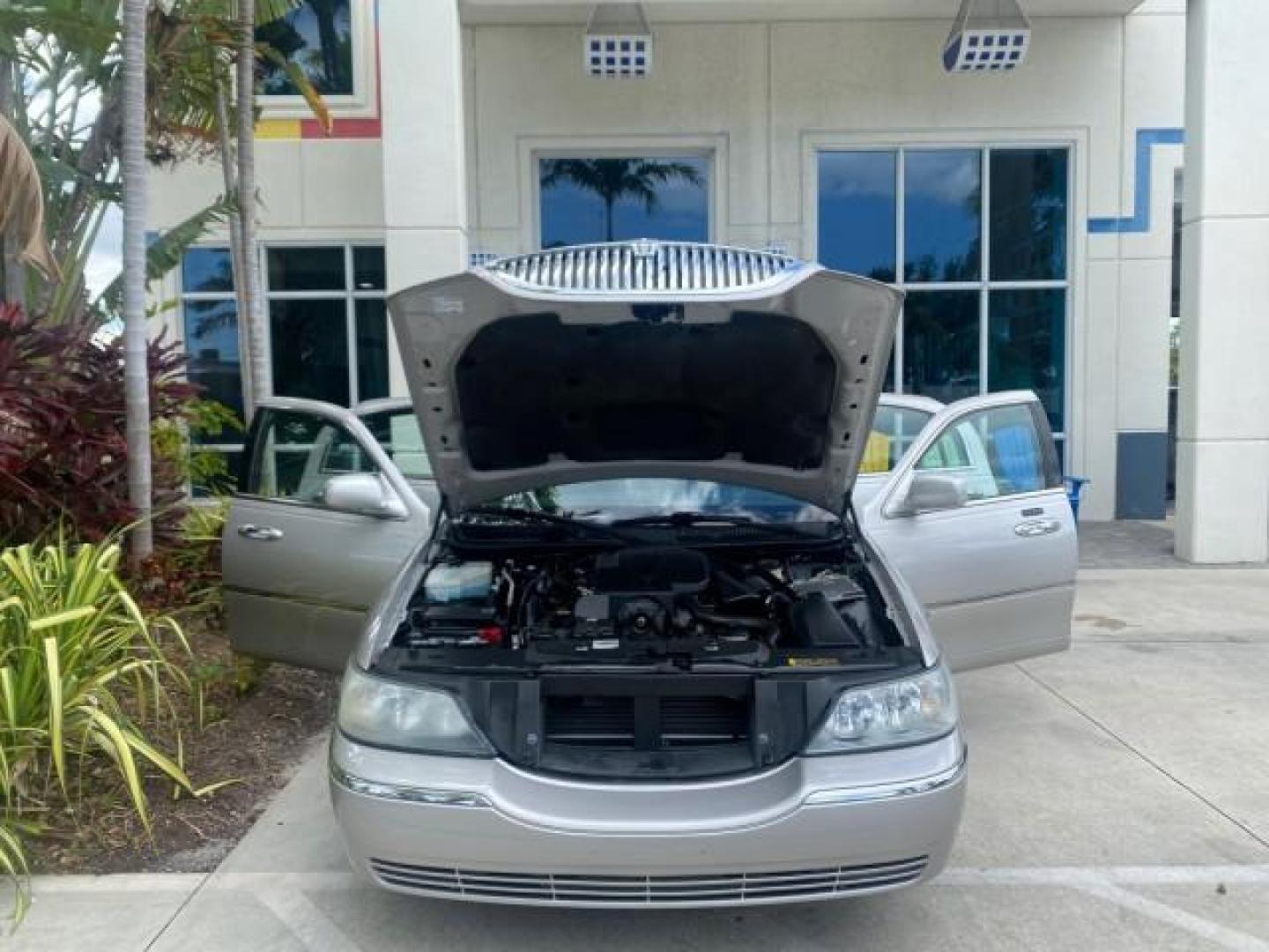 2009 Silver Birch Metallic /Black Lincoln Town Car Signature Limited LOW MILES 50,225 (2LNHM82V49X) with an 4.6L SOHC EFI V8 FFV Engine engine, Automatic transmission, located at 4701 North Dixie Hwy, Pompano Beach, FL, 33064, (954) 422-2889, 26.240938, -80.123474 - OUR WEBPAGE FLORIDACARS1.COM HAS OVER 100 PHOTOS AND FREE CARFAX LINK 2009 LINCOLN TOWN CAR SIGNATURE LIMITED VIN: 2LNHM82V49X626935 2 L N H M 8 2 V 4 9 X 6 2 6 9 3 5 SEDAN 4 DR 4.6L V8 F SOHC 16V FLEX FUEL 24 MPG REAR WHEEL DRIVE Features ABS Brakes Air Conditioning Alloy Wheels AM/FM Stereo Audiop - Photo#17
