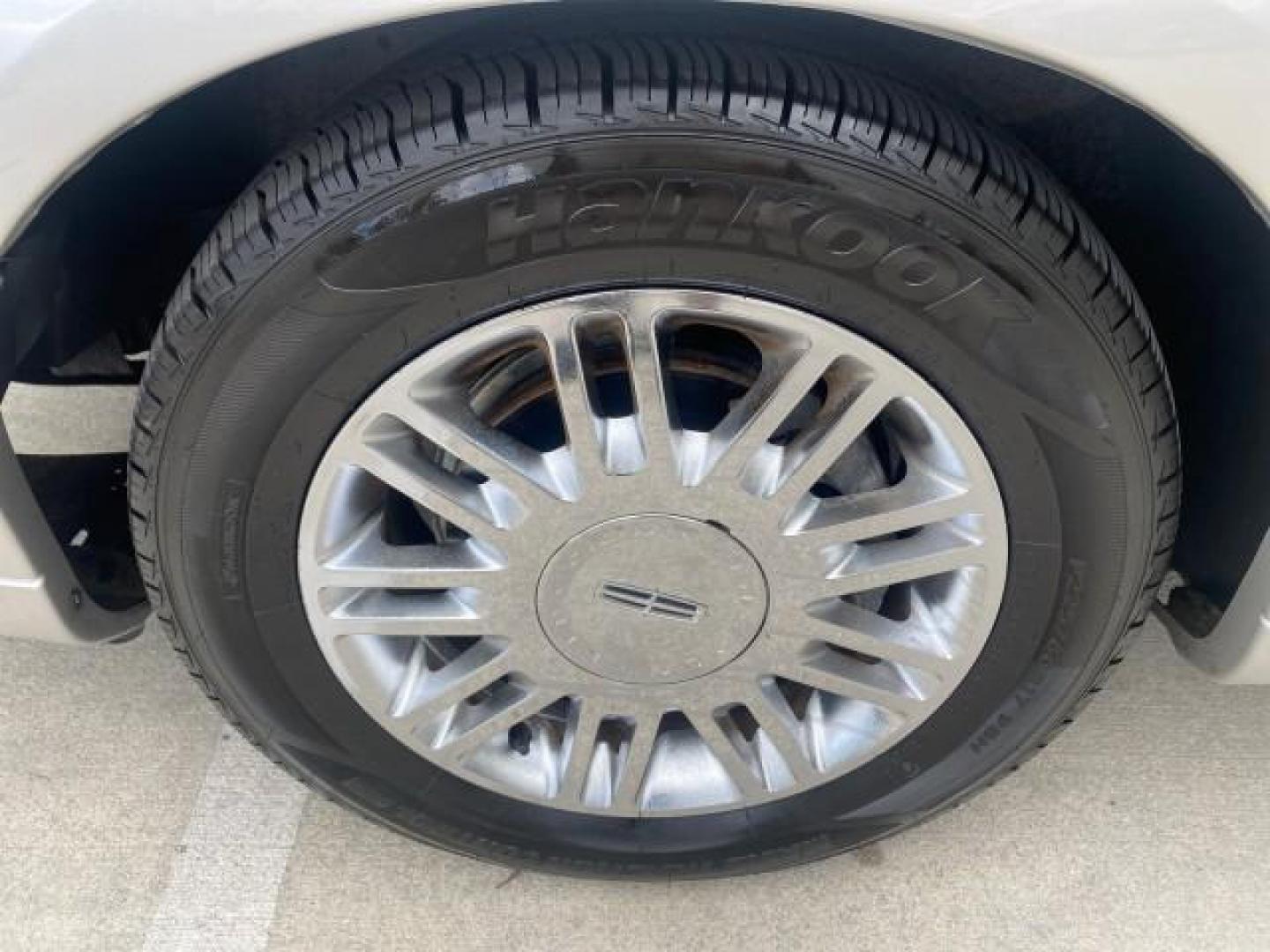 2009 Silver Birch Metallic /Black Lincoln Town Car Signature Limited LOW MILES 50,225 (2LNHM82V49X) with an 4.6L SOHC EFI V8 FFV Engine engine, Automatic transmission, located at 4701 North Dixie Hwy, Pompano Beach, FL, 33064, (954) 422-2889, 26.240938, -80.123474 - OUR WEBPAGE FLORIDACARS1.COM HAS OVER 100 PHOTOS AND FREE CARFAX LINK 2009 LINCOLN TOWN CAR SIGNATURE LIMITED VIN: 2LNHM82V49X626935 2 L N H M 8 2 V 4 9 X 6 2 6 9 3 5 SEDAN 4 DR 4.6L V8 F SOHC 16V FLEX FUEL 24 MPG REAR WHEEL DRIVE Features ABS Brakes Air Conditioning Alloy Wheels AM/FM Stereo Audiop - Photo#19