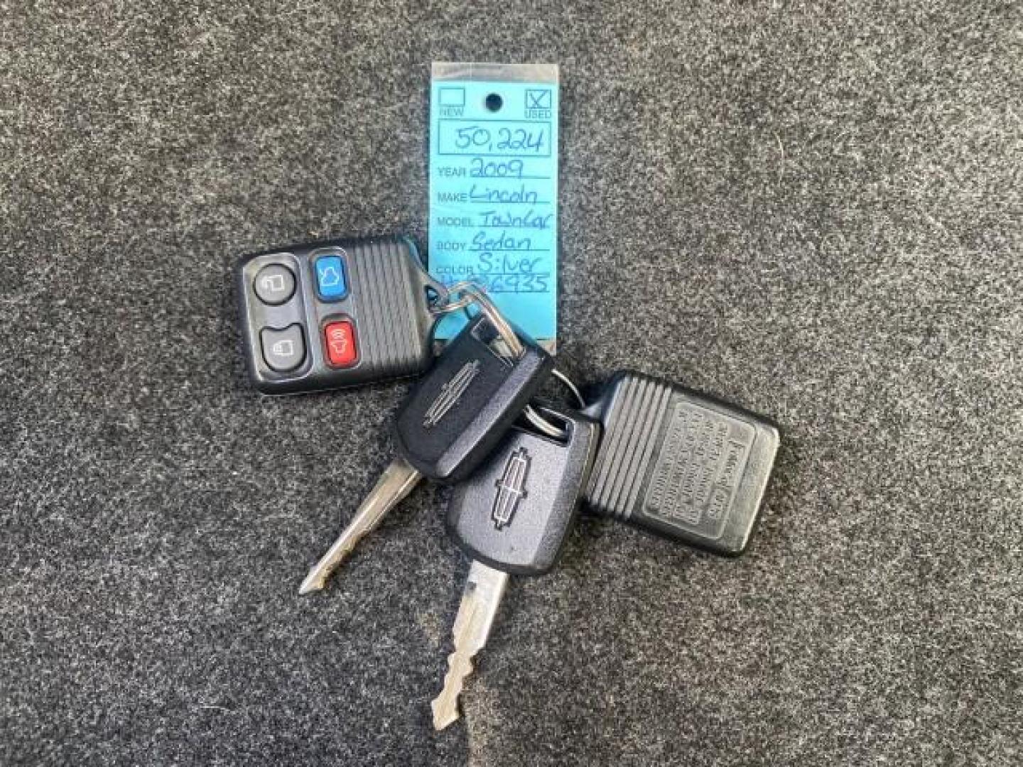 2009 Silver Birch Metallic /Black Lincoln Town Car Signature Limited LOW MILES 50,225 (2LNHM82V49X) with an 4.6L SOHC EFI V8 FFV Engine engine, Automatic transmission, located at 4701 North Dixie Hwy, Pompano Beach, FL, 33064, (954) 422-2889, 26.240938, -80.123474 - OUR WEBPAGE FLORIDACARS1.COM HAS OVER 100 PHOTOS AND FREE CARFAX LINK 2009 LINCOLN TOWN CAR SIGNATURE LIMITED VIN: 2LNHM82V49X626935 2 L N H M 8 2 V 4 9 X 6 2 6 9 3 5 SEDAN 4 DR 4.6L V8 F SOHC 16V FLEX FUEL 24 MPG REAR WHEEL DRIVE Features ABS Brakes Air Conditioning Alloy Wheels AM/FM Stereo Audiop - Photo#23