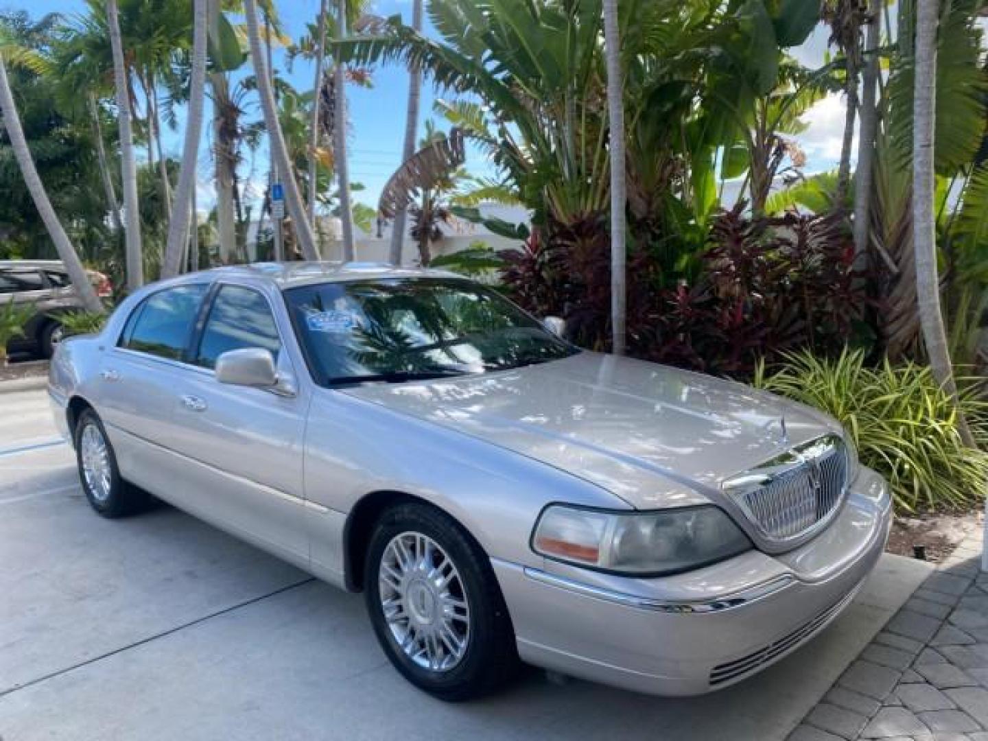 2009 Silver Birch Metallic /Black Lincoln Town Car Signature Limited LOW MILES 50,225 (2LNHM82V49X) with an 4.6L SOHC EFI V8 FFV Engine engine, Automatic transmission, located at 4701 North Dixie Hwy, Pompano Beach, FL, 33064, (954) 422-2889, 26.240938, -80.123474 - OUR WEBPAGE FLORIDACARS1.COM HAS OVER 100 PHOTOS AND FREE CARFAX LINK 2009 LINCOLN TOWN CAR SIGNATURE LIMITED VIN: 2LNHM82V49X626935 2 L N H M 8 2 V 4 9 X 6 2 6 9 3 5 SEDAN 4 DR 4.6L V8 F SOHC 16V FLEX FUEL 24 MPG REAR WHEEL DRIVE Features ABS Brakes Air Conditioning Alloy Wheels AM/FM Stereo Audiop - Photo#24