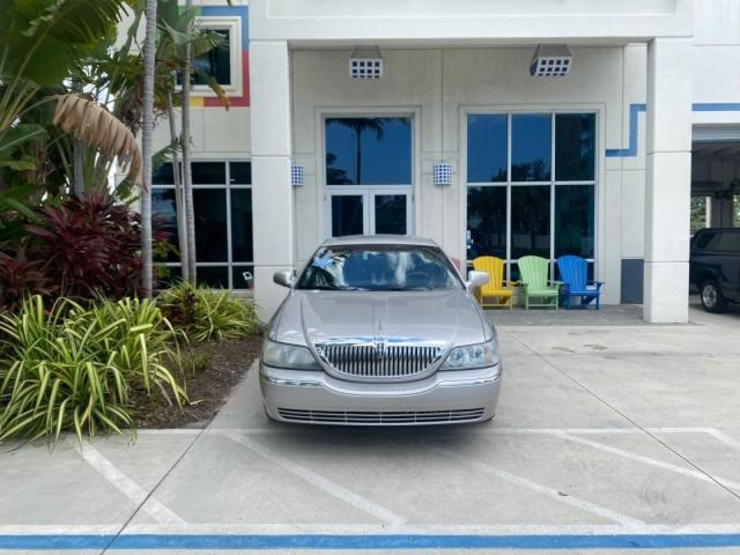 2009 Silver Birch Metallic /Black Lincoln Town Car Signature Limited LOW MILES 50,225 (2LNHM82V49X) with an 4.6L SOHC EFI V8 FFV Engine engine, Automatic transmission, located at 4701 North Dixie Hwy, Pompano Beach, FL, 33064, (954) 422-2889, 26.240938, -80.123474 - OUR WEBPAGE FLORIDACARS1.COM HAS OVER 100 PHOTOS AND FREE CARFAX LINK 2009 LINCOLN TOWN CAR SIGNATURE LIMITED VIN: 2LNHM82V49X626935 2 L N H M 8 2 V 4 9 X 6 2 6 9 3 5 SEDAN 4 DR 4.6L V8 F SOHC 16V FLEX FUEL 24 MPG REAR WHEEL DRIVE Features ABS Brakes Air Conditioning Alloy Wheels AM/FM Stereo Audiop - Photo#27