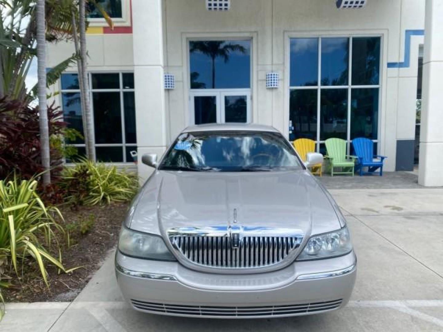 2009 Silver Birch Metallic /Black Lincoln Town Car Signature Limited LOW MILES 50,225 (2LNHM82V49X) with an 4.6L SOHC EFI V8 FFV Engine engine, Automatic transmission, located at 4701 North Dixie Hwy, Pompano Beach, FL, 33064, (954) 422-2889, 26.240938, -80.123474 - OUR WEBPAGE FLORIDACARS1.COM HAS OVER 100 PHOTOS AND FREE CARFAX LINK 2009 LINCOLN TOWN CAR SIGNATURE LIMITED VIN: 2LNHM82V49X626935 2 L N H M 8 2 V 4 9 X 6 2 6 9 3 5 SEDAN 4 DR 4.6L V8 F SOHC 16V FLEX FUEL 24 MPG REAR WHEEL DRIVE Features ABS Brakes Air Conditioning Alloy Wheels AM/FM Stereo Audiop - Photo#28
