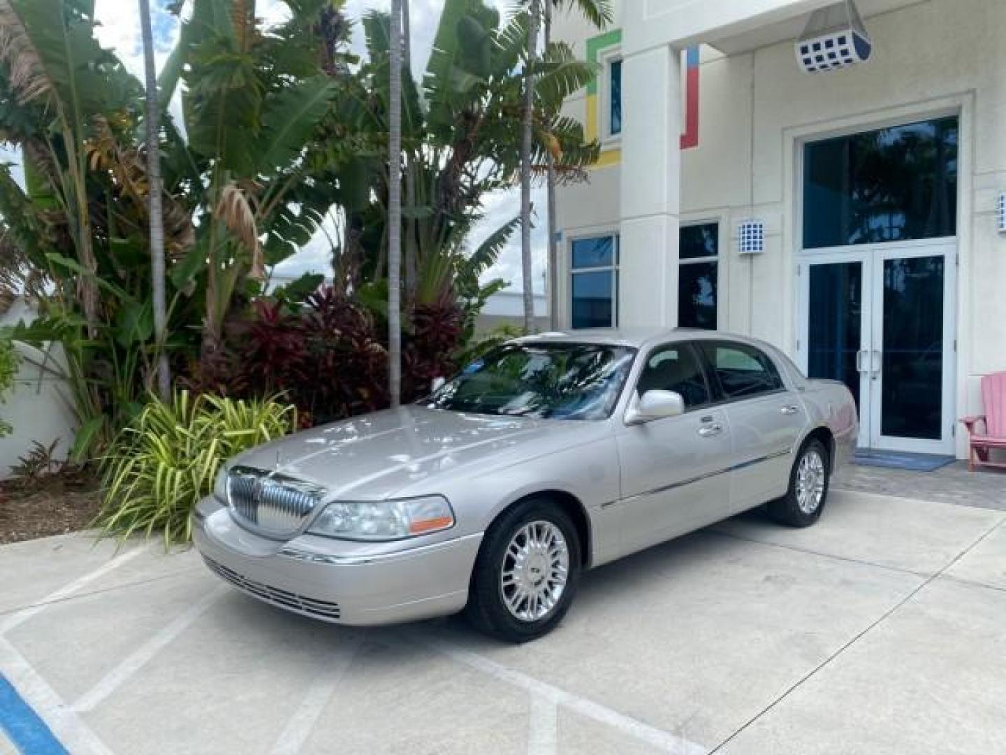 2009 Silver Birch Metallic /Black Lincoln Town Car Signature Limited LOW MILES 50,225 (2LNHM82V49X) with an 4.6L SOHC EFI V8 FFV Engine engine, Automatic transmission, located at 4701 North Dixie Hwy, Pompano Beach, FL, 33064, (954) 422-2889, 26.240938, -80.123474 - OUR WEBPAGE FLORIDACARS1.COM HAS OVER 100 PHOTOS AND FREE CARFAX LINK 2009 LINCOLN TOWN CAR SIGNATURE LIMITED VIN: 2LNHM82V49X626935 2 L N H M 8 2 V 4 9 X 6 2 6 9 3 5 SEDAN 4 DR 4.6L V8 F SOHC 16V FLEX FUEL 24 MPG REAR WHEEL DRIVE Features ABS Brakes Air Conditioning Alloy Wheels AM/FM Stereo Audiop - Photo#29