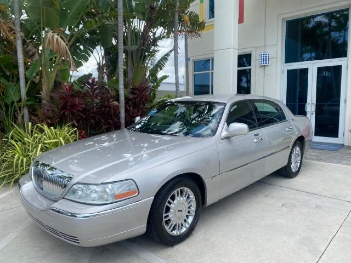 2009 Silver Birch Metallic /Black Lincoln Town Car Signature Limited LOW MILES 50,225 (2LNHM82V49X) with an 4.6L SOHC EFI V8 FFV Engine engine, Automatic transmission, located at 4701 North Dixie Hwy, Pompano Beach, FL, 33064, (954) 422-2889, 26.240938, -80.123474 - OUR WEBPAGE FLORIDACARS1.COM HAS OVER 100 PHOTOS AND FREE CARFAX LINK 2009 LINCOLN TOWN CAR SIGNATURE LIMITED VIN: 2LNHM82V49X626935 2 L N H M 8 2 V 4 9 X 6 2 6 9 3 5 SEDAN 4 DR 4.6L V8 F SOHC 16V FLEX FUEL 24 MPG REAR WHEEL DRIVE Features ABS Brakes Air Conditioning Alloy Wheels AM/FM Stereo Audiop - Photo#30