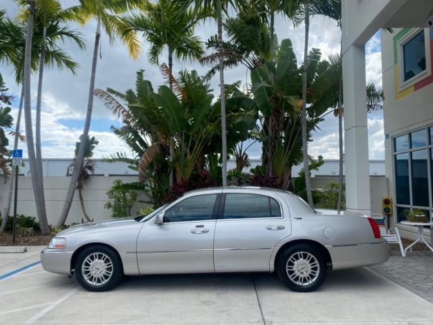 2009 Silver Birch Metallic /Black Lincoln Town Car Signature Limited LOW MILES 50,225 (2LNHM82V49X) with an 4.6L SOHC EFI V8 FFV Engine engine, Automatic transmission, located at 4701 North Dixie Hwy, Pompano Beach, FL, 33064, (954) 422-2889, 26.240938, -80.123474 - OUR WEBPAGE FLORIDACARS1.COM HAS OVER 100 PHOTOS AND FREE CARFAX LINK 2009 LINCOLN TOWN CAR SIGNATURE LIMITED VIN: 2LNHM82V49X626935 2 L N H M 8 2 V 4 9 X 6 2 6 9 3 5 SEDAN 4 DR 4.6L V8 F SOHC 16V FLEX FUEL 24 MPG REAR WHEEL DRIVE Features ABS Brakes Air Conditioning Alloy Wheels AM/FM Stereo Audiop - Photo#31