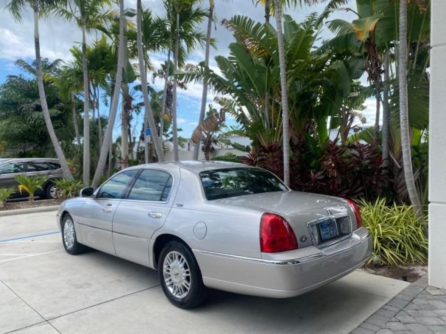 2009 Silver Birch Metallic /Black Lincoln Town Car Signature Limited LOW MILES 50,225 (2LNHM82V49X) with an 4.6L SOHC EFI V8 FFV Engine engine, Automatic transmission, located at 4701 North Dixie Hwy, Pompano Beach, FL, 33064, (954) 422-2889, 26.240938, -80.123474 - OUR WEBPAGE FLORIDACARS1.COM HAS OVER 100 PHOTOS AND FREE CARFAX LINK 2009 LINCOLN TOWN CAR SIGNATURE LIMITED VIN: 2LNHM82V49X626935 2 L N H M 8 2 V 4 9 X 6 2 6 9 3 5 SEDAN 4 DR 4.6L V8 F SOHC 16V FLEX FUEL 24 MPG REAR WHEEL DRIVE Features ABS Brakes Air Conditioning Alloy Wheels AM/FM Stereo Audiop - Photo#33