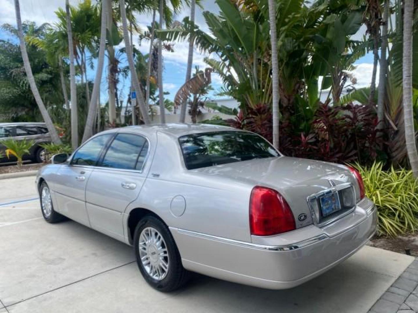 2009 Silver Birch Metallic /Black Lincoln Town Car Signature Limited LOW MILES 50,225 (2LNHM82V49X) with an 4.6L SOHC EFI V8 FFV Engine engine, Automatic transmission, located at 4701 North Dixie Hwy, Pompano Beach, FL, 33064, (954) 422-2889, 26.240938, -80.123474 - OUR WEBPAGE FLORIDACARS1.COM HAS OVER 100 PHOTOS AND FREE CARFAX LINK 2009 LINCOLN TOWN CAR SIGNATURE LIMITED VIN: 2LNHM82V49X626935 2 L N H M 8 2 V 4 9 X 6 2 6 9 3 5 SEDAN 4 DR 4.6L V8 F SOHC 16V FLEX FUEL 24 MPG REAR WHEEL DRIVE Features ABS Brakes Air Conditioning Alloy Wheels AM/FM Stereo Audiop - Photo#34