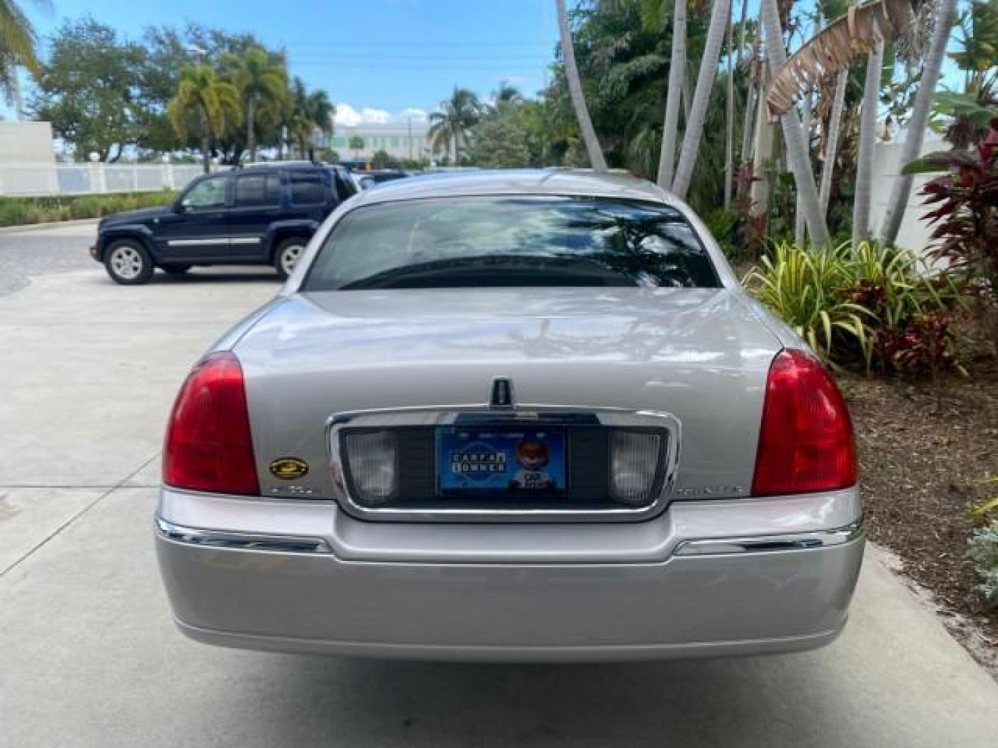 2009 Silver Birch Metallic /Black Lincoln Town Car Signature Limited LOW MILES 50,225 (2LNHM82V49X) with an 4.6L SOHC EFI V8 FFV Engine engine, Automatic transmission, located at 4701 North Dixie Hwy, Pompano Beach, FL, 33064, (954) 422-2889, 26.240938, -80.123474 - OUR WEBPAGE FLORIDACARS1.COM HAS OVER 100 PHOTOS AND FREE CARFAX LINK 2009 LINCOLN TOWN CAR SIGNATURE LIMITED VIN: 2LNHM82V49X626935 2 L N H M 8 2 V 4 9 X 6 2 6 9 3 5 SEDAN 4 DR 4.6L V8 F SOHC 16V FLEX FUEL 24 MPG REAR WHEEL DRIVE Features ABS Brakes Air Conditioning Alloy Wheels AM/FM Stereo Audiop - Photo#36