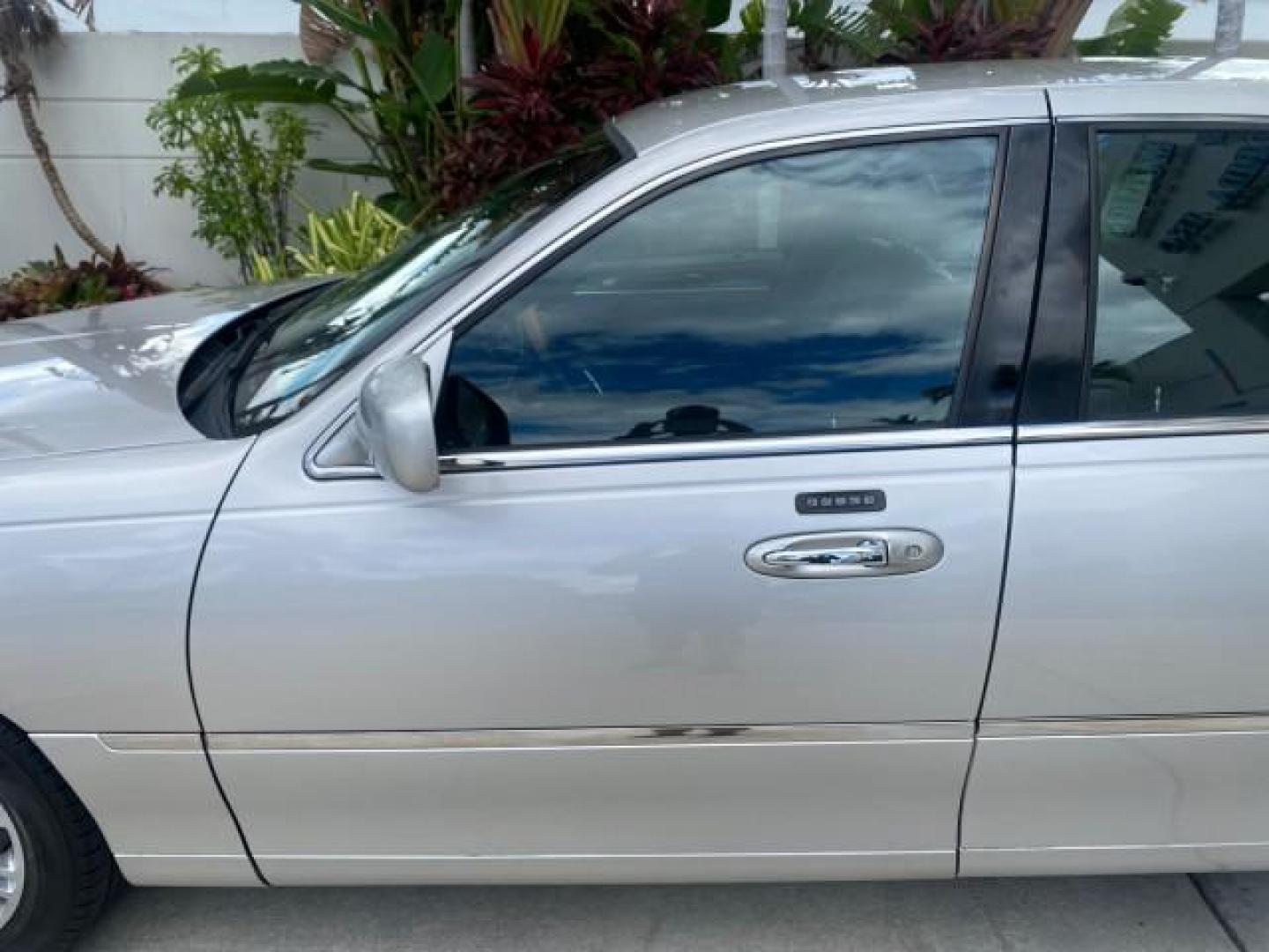 2009 Silver Birch Metallic /Black Lincoln Town Car Signature Limited LOW MILES 50,225 (2LNHM82V49X) with an 4.6L SOHC EFI V8 FFV Engine engine, Automatic transmission, located at 4701 North Dixie Hwy, Pompano Beach, FL, 33064, (954) 422-2889, 26.240938, -80.123474 - OUR WEBPAGE FLORIDACARS1.COM HAS OVER 100 PHOTOS AND FREE CARFAX LINK 2009 LINCOLN TOWN CAR SIGNATURE LIMITED VIN: 2LNHM82V49X626935 2 L N H M 8 2 V 4 9 X 6 2 6 9 3 5 SEDAN 4 DR 4.6L V8 F SOHC 16V FLEX FUEL 24 MPG REAR WHEEL DRIVE Features ABS Brakes Air Conditioning Alloy Wheels AM/FM Stereo Audiop - Photo#37