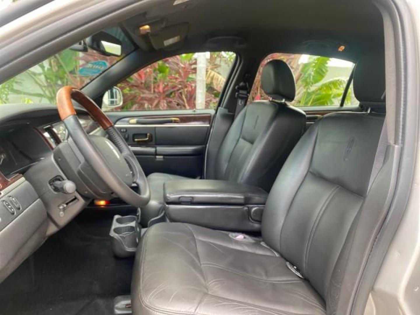 2009 Silver Birch Metallic /Black Lincoln Town Car Signature Limited LOW MILES 50,225 (2LNHM82V49X) with an 4.6L SOHC EFI V8 FFV Engine engine, Automatic transmission, located at 4701 North Dixie Hwy, Pompano Beach, FL, 33064, (954) 422-2889, 26.240938, -80.123474 - OUR WEBPAGE FLORIDACARS1.COM HAS OVER 100 PHOTOS AND FREE CARFAX LINK 2009 LINCOLN TOWN CAR SIGNATURE LIMITED VIN: 2LNHM82V49X626935 2 L N H M 8 2 V 4 9 X 6 2 6 9 3 5 SEDAN 4 DR 4.6L V8 F SOHC 16V FLEX FUEL 24 MPG REAR WHEEL DRIVE Features ABS Brakes Air Conditioning Alloy Wheels AM/FM Stereo Audiop - Photo#45