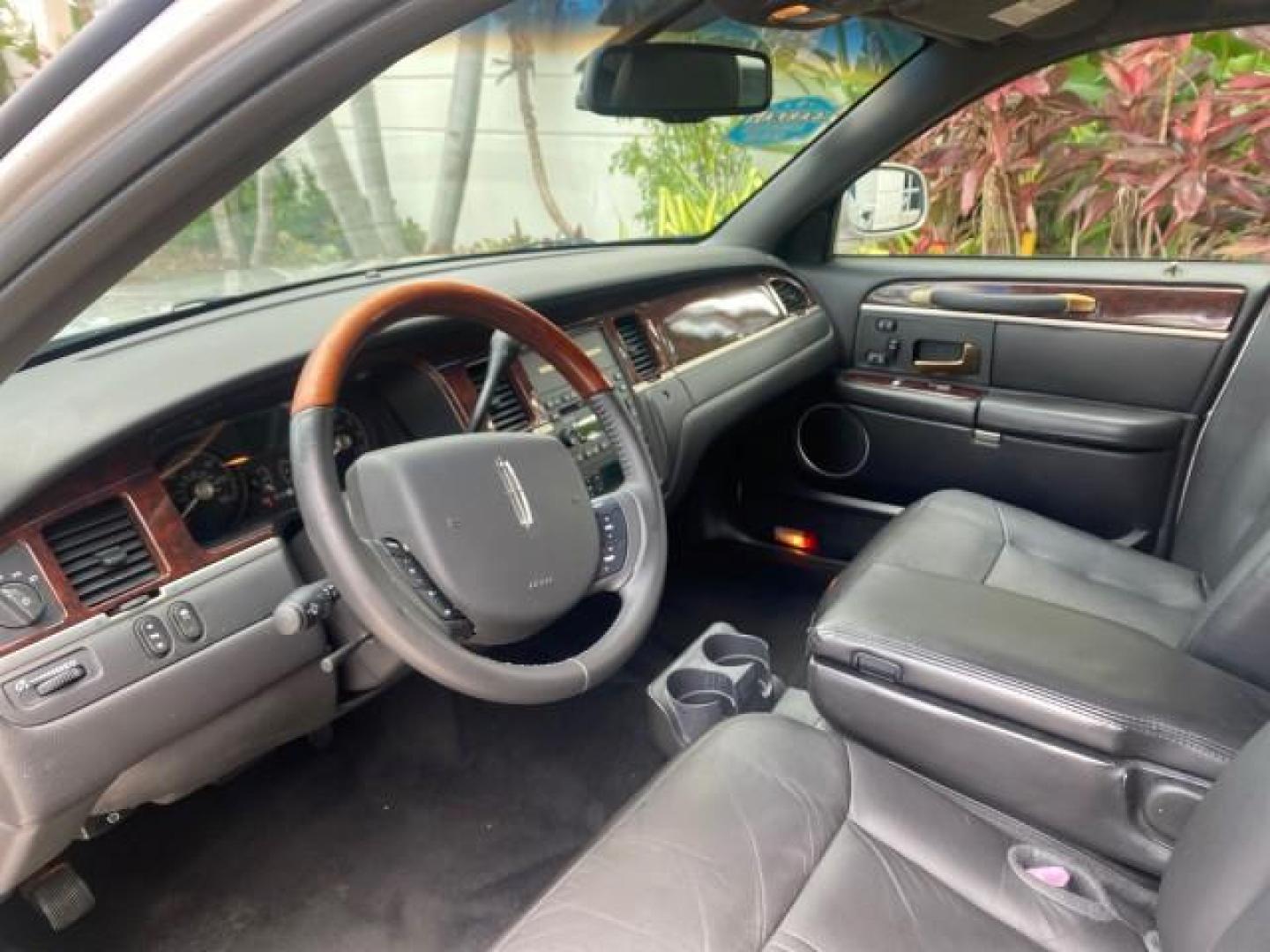 2009 Silver Birch Metallic /Black Lincoln Town Car Signature Limited LOW MILES 50,225 (2LNHM82V49X) with an 4.6L SOHC EFI V8 FFV Engine engine, Automatic transmission, located at 4701 North Dixie Hwy, Pompano Beach, FL, 33064, (954) 422-2889, 26.240938, -80.123474 - OUR WEBPAGE FLORIDACARS1.COM HAS OVER 100 PHOTOS AND FREE CARFAX LINK 2009 LINCOLN TOWN CAR SIGNATURE LIMITED VIN: 2LNHM82V49X626935 2 L N H M 8 2 V 4 9 X 6 2 6 9 3 5 SEDAN 4 DR 4.6L V8 F SOHC 16V FLEX FUEL 24 MPG REAR WHEEL DRIVE Features ABS Brakes Air Conditioning Alloy Wheels AM/FM Stereo Audiop - Photo#48