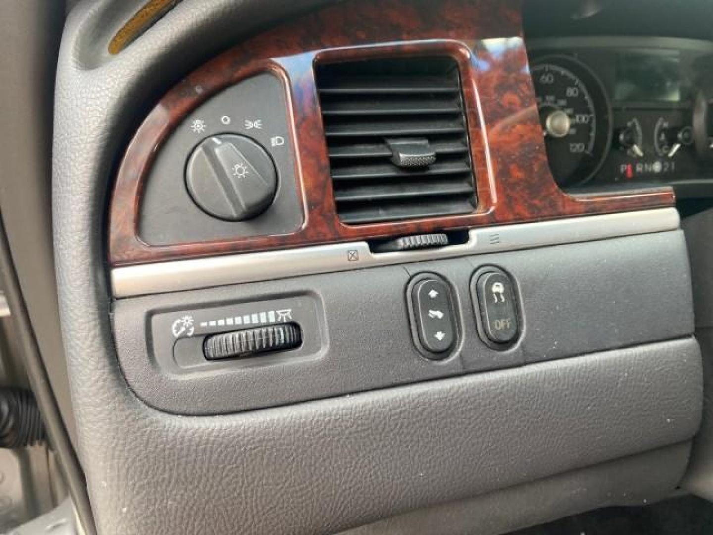 2009 Silver Birch Metallic /Black Lincoln Town Car Signature Limited LOW MILES 50,225 (2LNHM82V49X) with an 4.6L SOHC EFI V8 FFV Engine engine, Automatic transmission, located at 4701 North Dixie Hwy, Pompano Beach, FL, 33064, (954) 422-2889, 26.240938, -80.123474 - OUR WEBPAGE FLORIDACARS1.COM HAS OVER 100 PHOTOS AND FREE CARFAX LINK 2009 LINCOLN TOWN CAR SIGNATURE LIMITED VIN: 2LNHM82V49X626935 2 L N H M 8 2 V 4 9 X 6 2 6 9 3 5 SEDAN 4 DR 4.6L V8 F SOHC 16V FLEX FUEL 24 MPG REAR WHEEL DRIVE Features ABS Brakes Air Conditioning Alloy Wheels AM/FM Stereo Audiop - Photo#55