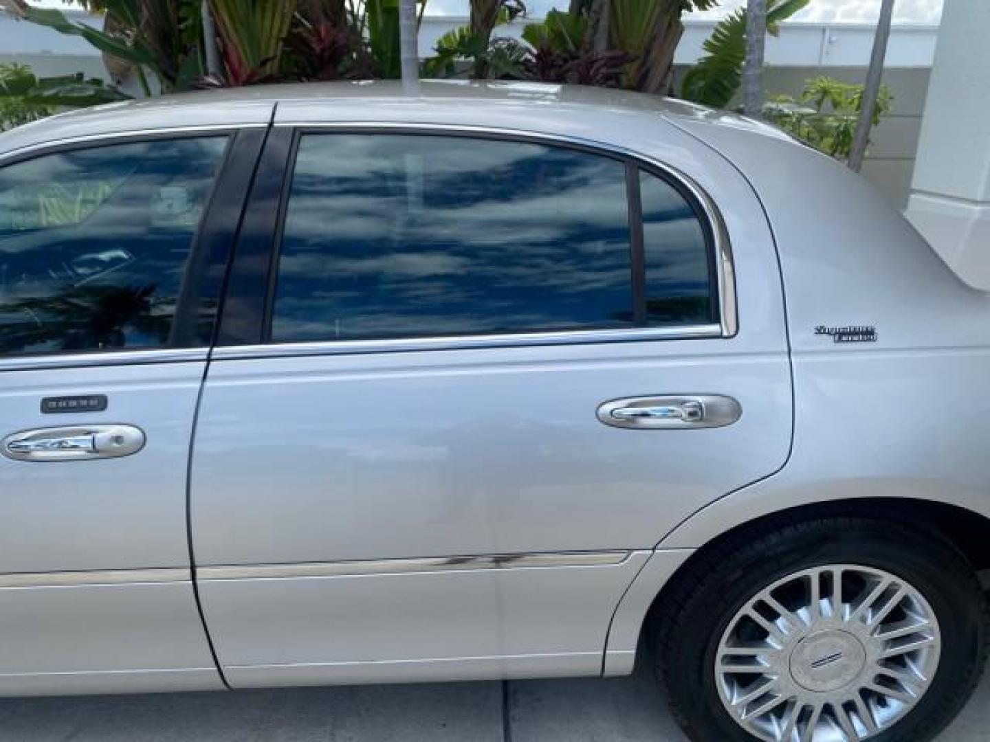2009 Silver Birch Metallic /Black Lincoln Town Car Signature Limited LOW MILES 50,225 (2LNHM82V49X) with an 4.6L SOHC EFI V8 FFV Engine engine, Automatic transmission, located at 4701 North Dixie Hwy, Pompano Beach, FL, 33064, (954) 422-2889, 26.240938, -80.123474 - OUR WEBPAGE FLORIDACARS1.COM HAS OVER 100 PHOTOS AND FREE CARFAX LINK 2009 LINCOLN TOWN CAR SIGNATURE LIMITED VIN: 2LNHM82V49X626935 2 L N H M 8 2 V 4 9 X 6 2 6 9 3 5 SEDAN 4 DR 4.6L V8 F SOHC 16V FLEX FUEL 24 MPG REAR WHEEL DRIVE Features ABS Brakes Air Conditioning Alloy Wheels AM/FM Stereo Audiop - Photo#74
