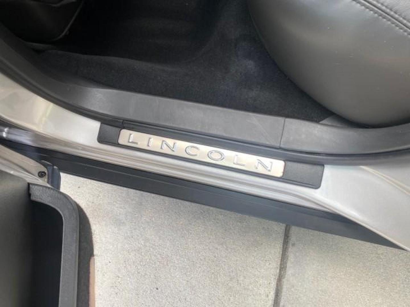 2009 Silver Birch Metallic /Black Lincoln Town Car Signature Limited LOW MILES 50,225 (2LNHM82V49X) with an 4.6L SOHC EFI V8 FFV Engine engine, Automatic transmission, located at 4701 North Dixie Hwy, Pompano Beach, FL, 33064, (954) 422-2889, 26.240938, -80.123474 - OUR WEBPAGE FLORIDACARS1.COM HAS OVER 100 PHOTOS AND FREE CARFAX LINK 2009 LINCOLN TOWN CAR SIGNATURE LIMITED VIN: 2LNHM82V49X626935 2 L N H M 8 2 V 4 9 X 6 2 6 9 3 5 SEDAN 4 DR 4.6L V8 F SOHC 16V FLEX FUEL 24 MPG REAR WHEEL DRIVE Features ABS Brakes Air Conditioning Alloy Wheels AM/FM Stereo Audiop - Photo#77