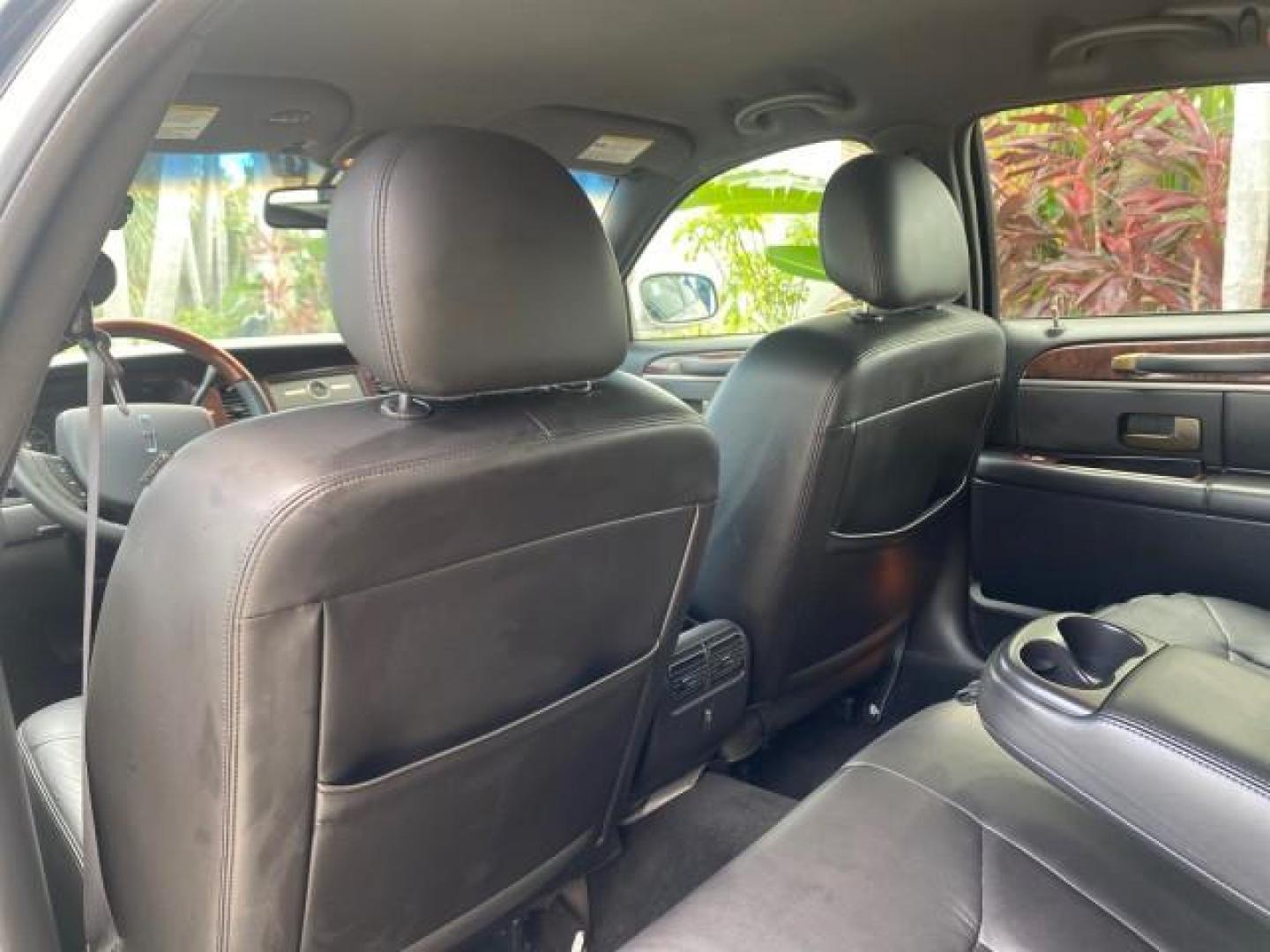 2009 Silver Birch Metallic /Black Lincoln Town Car Signature Limited LOW MILES 50,225 (2LNHM82V49X) with an 4.6L SOHC EFI V8 FFV Engine engine, Automatic transmission, located at 4701 North Dixie Hwy, Pompano Beach, FL, 33064, (954) 422-2889, 26.240938, -80.123474 - OUR WEBPAGE FLORIDACARS1.COM HAS OVER 100 PHOTOS AND FREE CARFAX LINK 2009 LINCOLN TOWN CAR SIGNATURE LIMITED VIN: 2LNHM82V49X626935 2 L N H M 8 2 V 4 9 X 6 2 6 9 3 5 SEDAN 4 DR 4.6L V8 F SOHC 16V FLEX FUEL 24 MPG REAR WHEEL DRIVE Features ABS Brakes Air Conditioning Alloy Wheels AM/FM Stereo Audiop - Photo#83