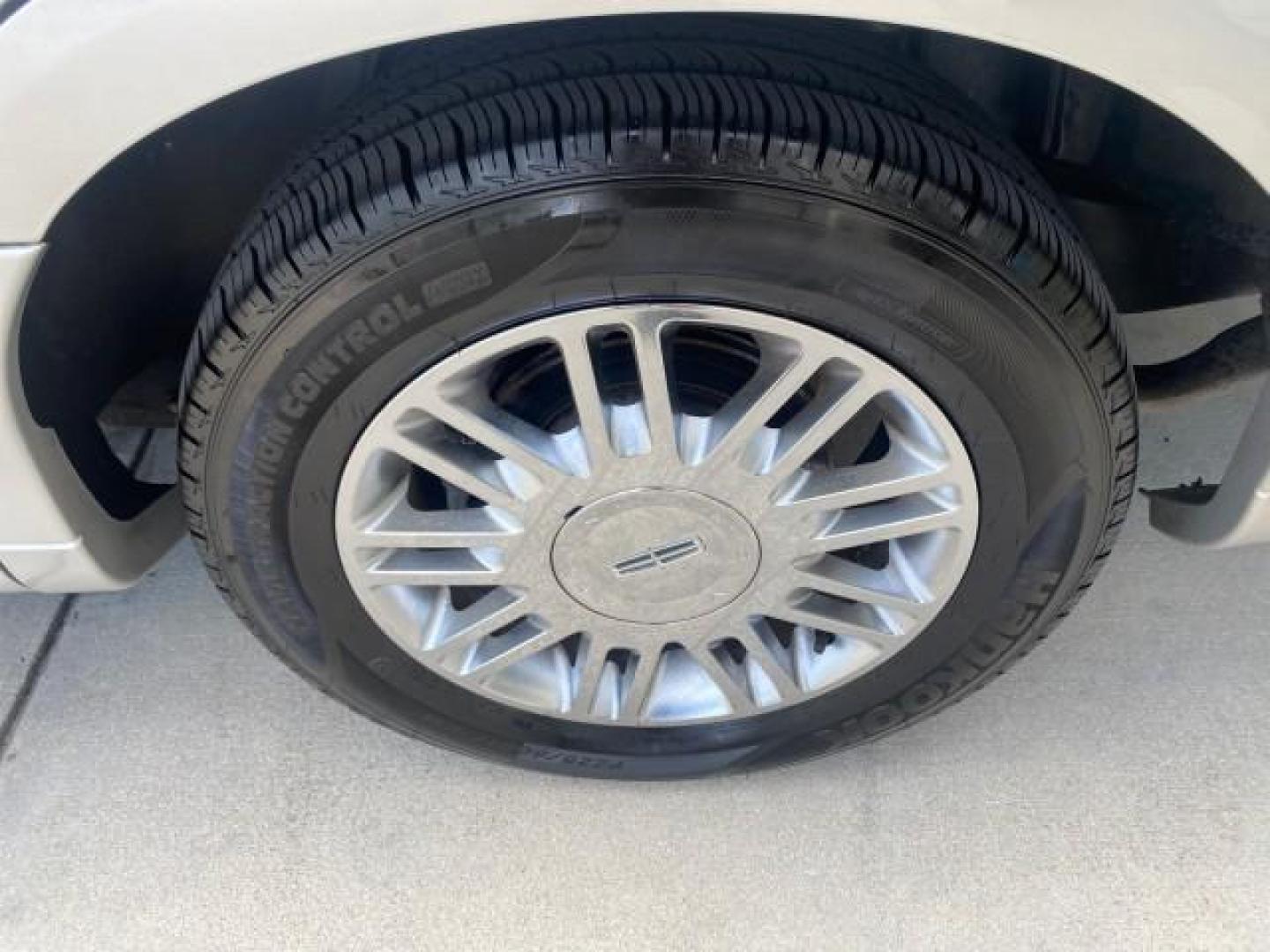 2009 Silver Birch Metallic /Black Lincoln Town Car Signature Limited LOW MILES 50,225 (2LNHM82V49X) with an 4.6L SOHC EFI V8 FFV Engine engine, Automatic transmission, located at 4701 North Dixie Hwy, Pompano Beach, FL, 33064, (954) 422-2889, 26.240938, -80.123474 - OUR WEBPAGE FLORIDACARS1.COM HAS OVER 100 PHOTOS AND FREE CARFAX LINK 2009 LINCOLN TOWN CAR SIGNATURE LIMITED VIN: 2LNHM82V49X626935 2 L N H M 8 2 V 4 9 X 6 2 6 9 3 5 SEDAN 4 DR 4.6L V8 F SOHC 16V FLEX FUEL 24 MPG REAR WHEEL DRIVE Features ABS Brakes Air Conditioning Alloy Wheels AM/FM Stereo Audiop - Photo#89