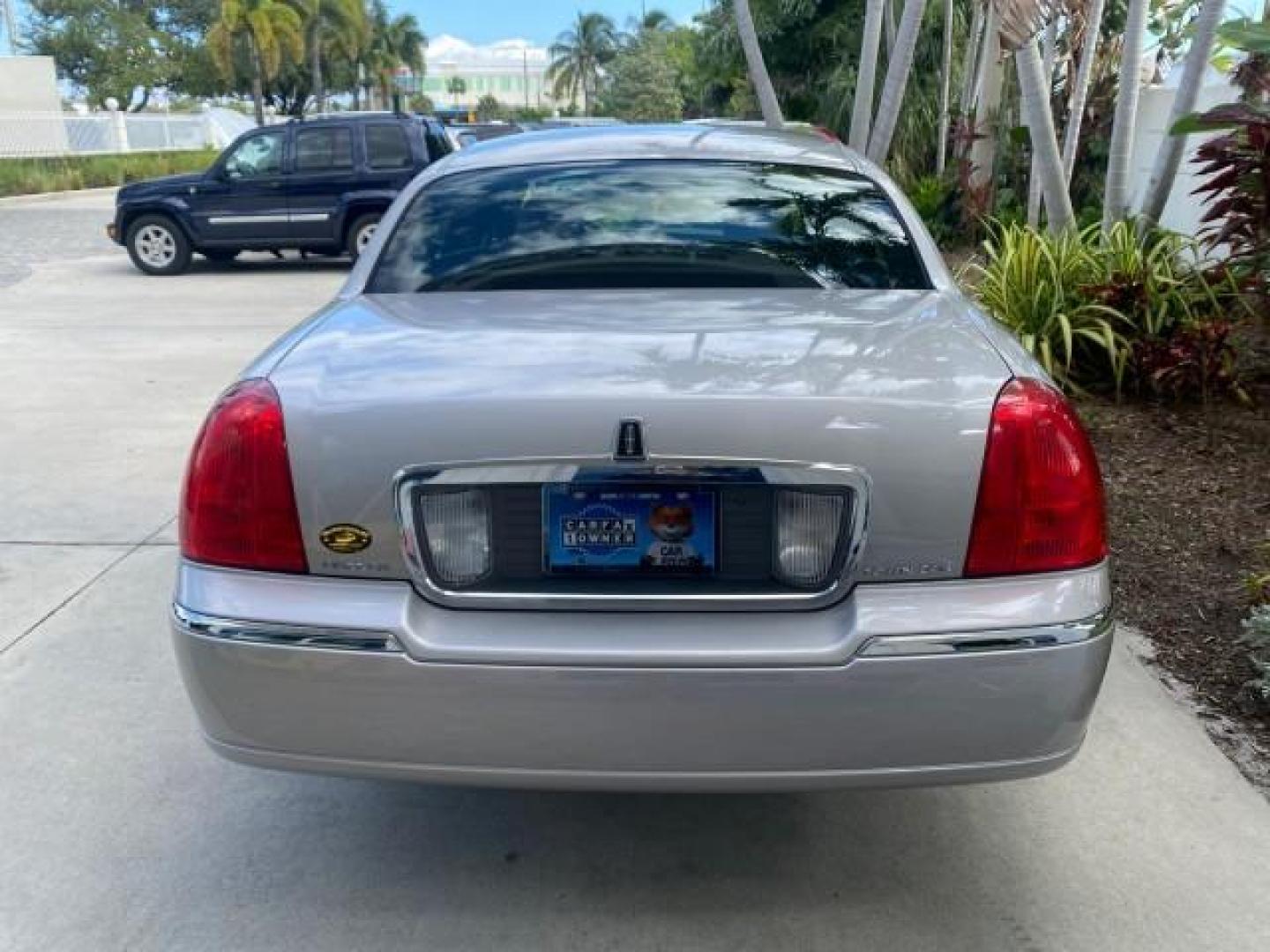 2009 Silver Birch Metallic /Black Lincoln Town Car Signature Limited LOW MILES 50,225 (2LNHM82V49X) with an 4.6L SOHC EFI V8 FFV Engine engine, Automatic transmission, located at 4701 North Dixie Hwy, Pompano Beach, FL, 33064, (954) 422-2889, 26.240938, -80.123474 - OUR WEBPAGE FLORIDACARS1.COM HAS OVER 100 PHOTOS AND FREE CARFAX LINK 2009 LINCOLN TOWN CAR SIGNATURE LIMITED VIN: 2LNHM82V49X626935 2 L N H M 8 2 V 4 9 X 6 2 6 9 3 5 SEDAN 4 DR 4.6L V8 F SOHC 16V FLEX FUEL 24 MPG REAR WHEEL DRIVE Features ABS Brakes Air Conditioning Alloy Wheels AM/FM Stereo Audiop - Photo#92