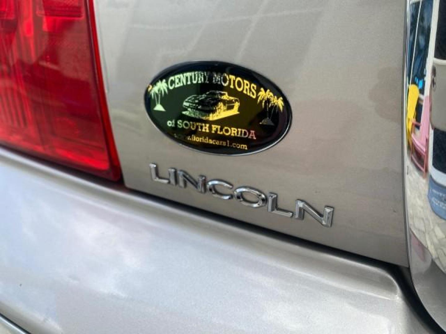 2009 Silver Birch Metallic /Black Lincoln Town Car Signature Limited LOW MILES 50,225 (2LNHM82V49X) with an 4.6L SOHC EFI V8 FFV Engine engine, Automatic transmission, located at 4701 North Dixie Hwy, Pompano Beach, FL, 33064, (954) 422-2889, 26.240938, -80.123474 - OUR WEBPAGE FLORIDACARS1.COM HAS OVER 100 PHOTOS AND FREE CARFAX LINK 2009 LINCOLN TOWN CAR SIGNATURE LIMITED VIN: 2LNHM82V49X626935 2 L N H M 8 2 V 4 9 X 6 2 6 9 3 5 SEDAN 4 DR 4.6L V8 F SOHC 16V FLEX FUEL 24 MPG REAR WHEEL DRIVE Features ABS Brakes Air Conditioning Alloy Wheels AM/FM Stereo Audiop - Photo#93