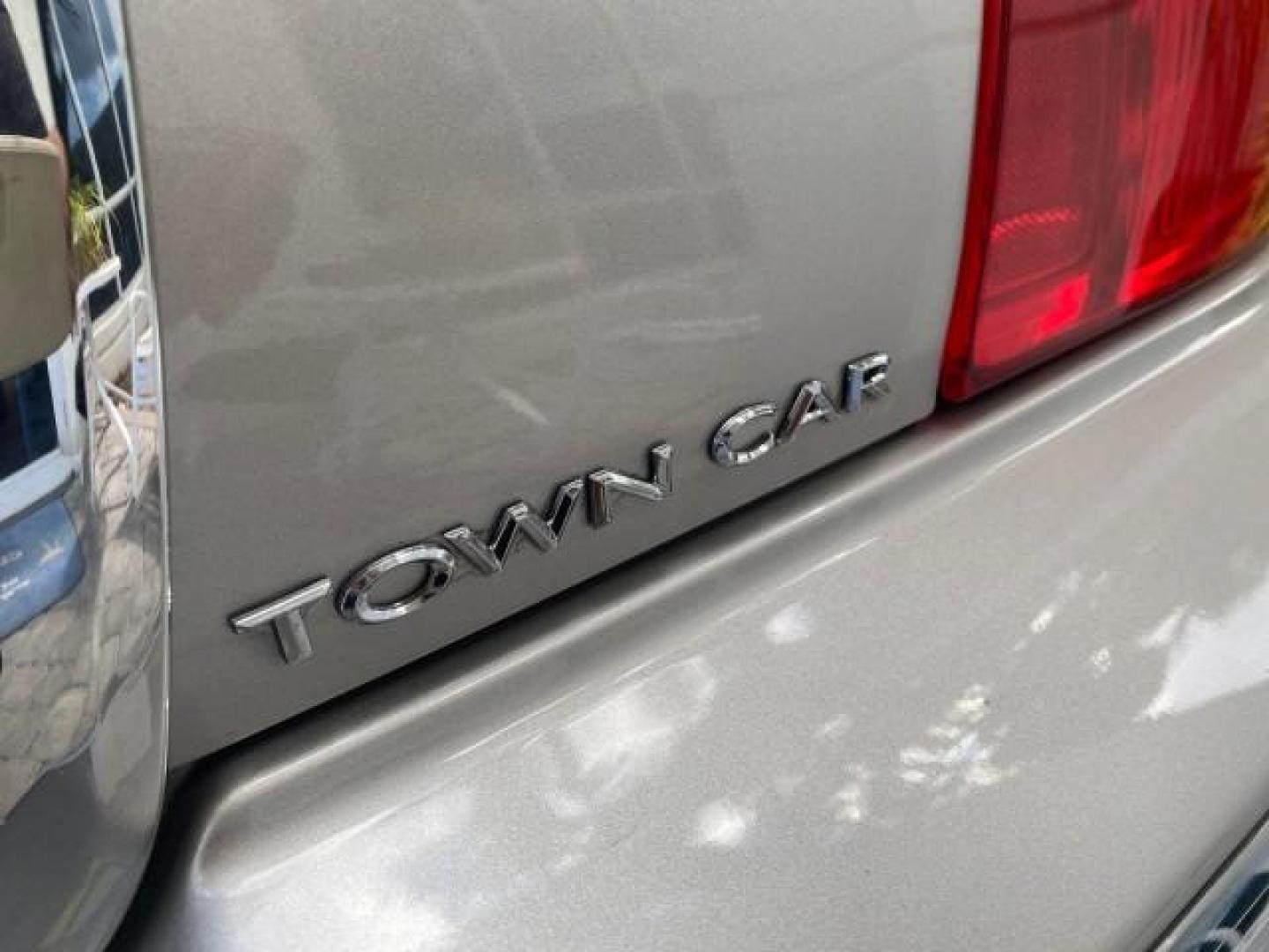 2009 Silver Birch Metallic /Black Lincoln Town Car Signature Limited LOW MILES 50,225 (2LNHM82V49X) with an 4.6L SOHC EFI V8 FFV Engine engine, Automatic transmission, located at 4701 North Dixie Hwy, Pompano Beach, FL, 33064, (954) 422-2889, 26.240938, -80.123474 - OUR WEBPAGE FLORIDACARS1.COM HAS OVER 100 PHOTOS AND FREE CARFAX LINK 2009 LINCOLN TOWN CAR SIGNATURE LIMITED VIN: 2LNHM82V49X626935 2 L N H M 8 2 V 4 9 X 6 2 6 9 3 5 SEDAN 4 DR 4.6L V8 F SOHC 16V FLEX FUEL 24 MPG REAR WHEEL DRIVE Features ABS Brakes Air Conditioning Alloy Wheels AM/FM Stereo Audiop - Photo#94