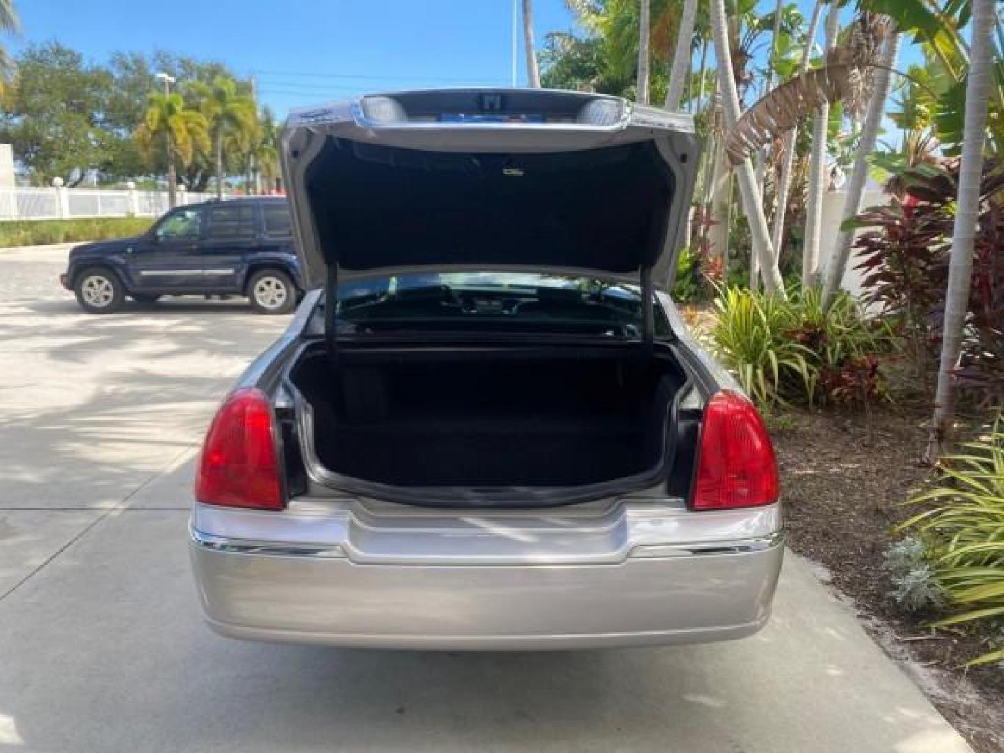 2009 Silver Birch Metallic /Black Lincoln Town Car Signature Limited LOW MILES 50,225 (2LNHM82V49X) with an 4.6L SOHC EFI V8 FFV Engine engine, Automatic transmission, located at 4701 North Dixie Hwy, Pompano Beach, FL, 33064, (954) 422-2889, 26.240938, -80.123474 - OUR WEBPAGE FLORIDACARS1.COM HAS OVER 100 PHOTOS AND FREE CARFAX LINK 2009 LINCOLN TOWN CAR SIGNATURE LIMITED VIN: 2LNHM82V49X626935 2 L N H M 8 2 V 4 9 X 6 2 6 9 3 5 SEDAN 4 DR 4.6L V8 F SOHC 16V FLEX FUEL 24 MPG REAR WHEEL DRIVE Features ABS Brakes Air Conditioning Alloy Wheels AM/FM Stereo Audiop - Photo#97