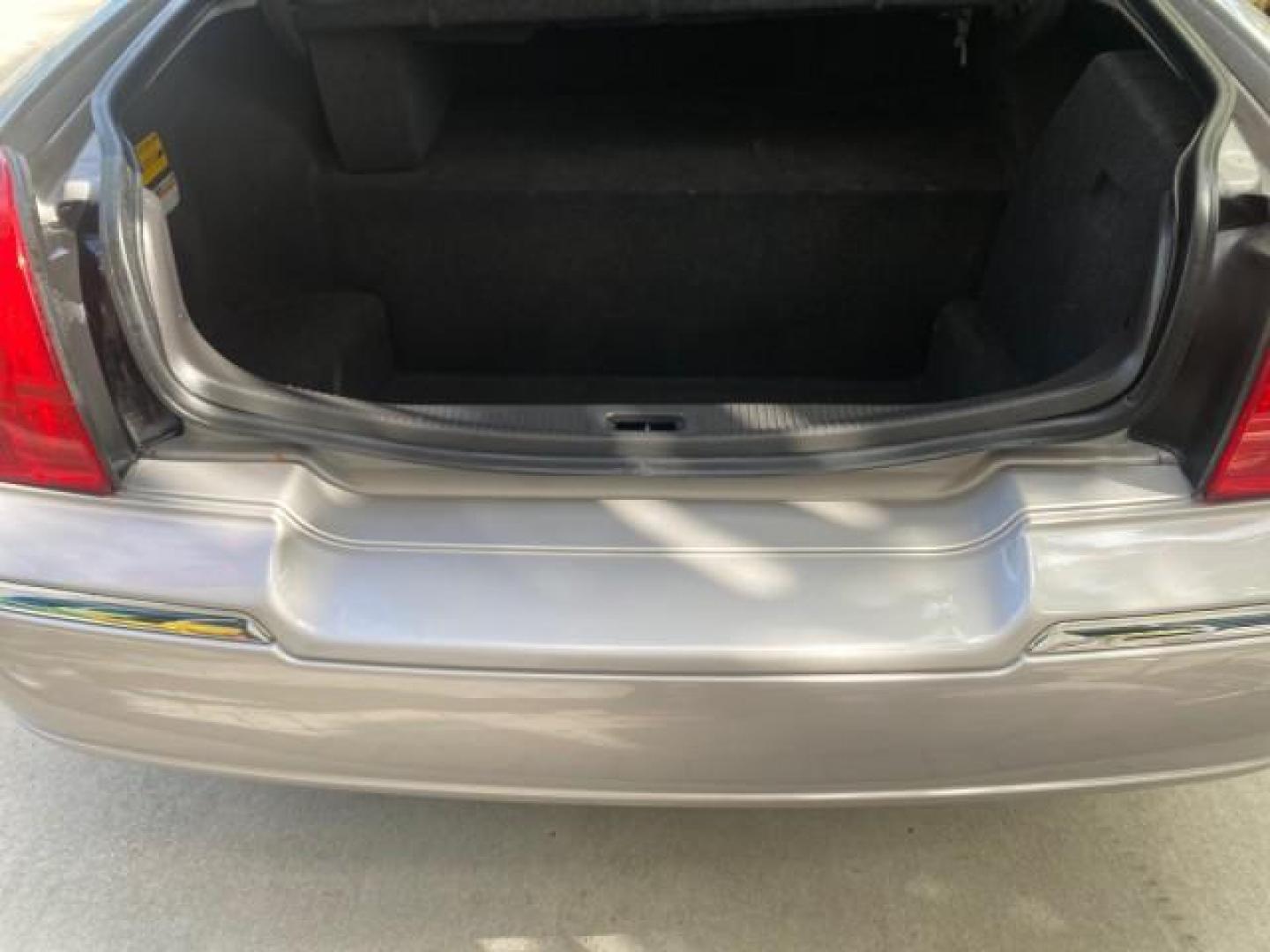 2009 Silver Birch Metallic /Black Lincoln Town Car Signature Limited LOW MILES 50,225 (2LNHM82V49X) with an 4.6L SOHC EFI V8 FFV Engine engine, Automatic transmission, located at 4701 North Dixie Hwy, Pompano Beach, FL, 33064, (954) 422-2889, 26.240938, -80.123474 - OUR WEBPAGE FLORIDACARS1.COM HAS OVER 100 PHOTOS AND FREE CARFAX LINK 2009 LINCOLN TOWN CAR SIGNATURE LIMITED VIN: 2LNHM82V49X626935 2 L N H M 8 2 V 4 9 X 6 2 6 9 3 5 SEDAN 4 DR 4.6L V8 F SOHC 16V FLEX FUEL 24 MPG REAR WHEEL DRIVE Features ABS Brakes Air Conditioning Alloy Wheels AM/FM Stereo Audiop - Photo#98