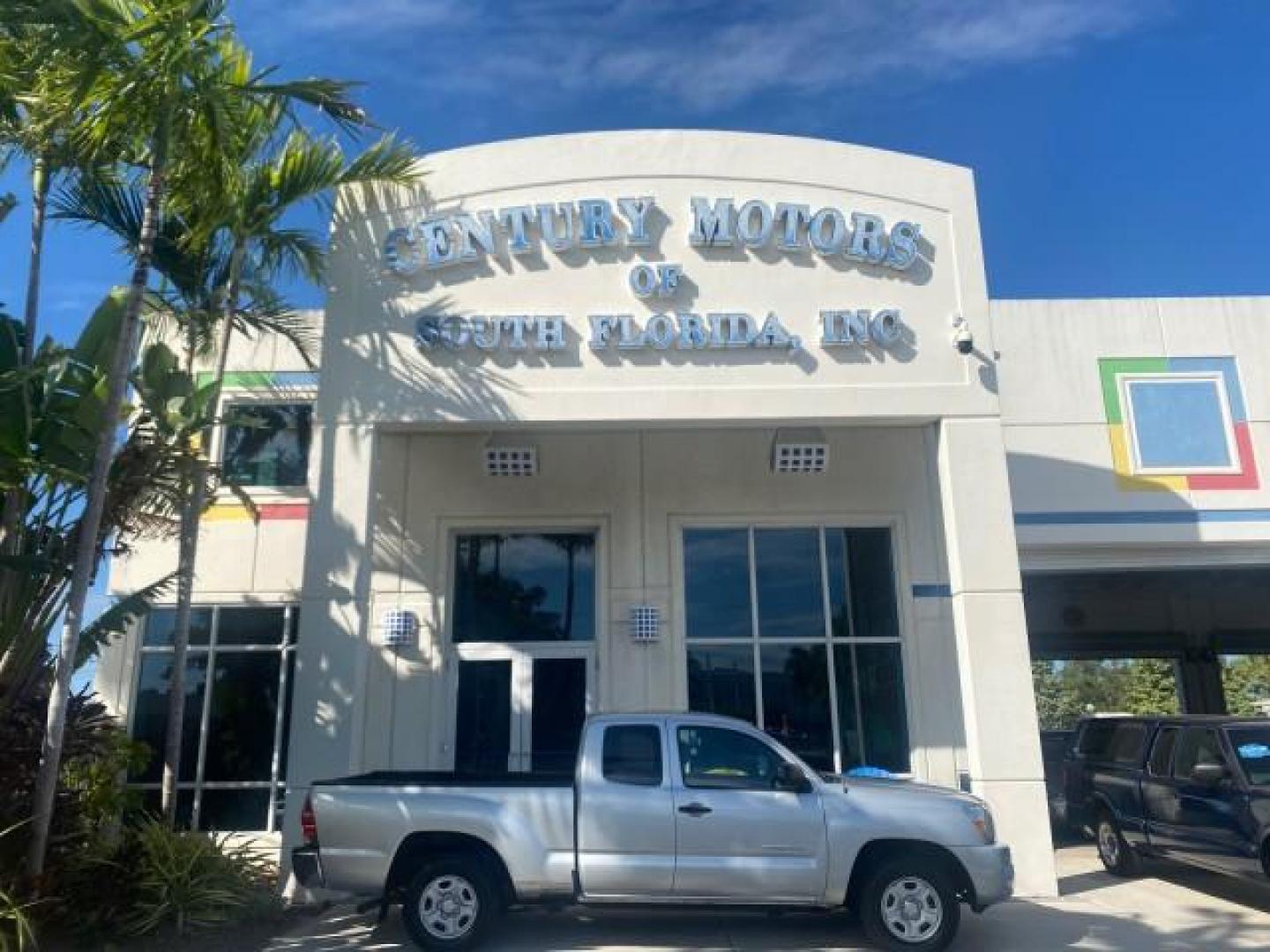 2007 Silver Streak Mica /Gray Toyota Tacoma LOW MILES 28,699 1 OWNER 4 DR (5TETX22N67Z) with an 2.7L DOHC EFI 16-Valve I4 VVT-i Engine engine, Automatic transmission, located at 4701 North Dixie Hwy, Pompano Beach, FL, 33064, (954) 422-2889, 26.240938, -80.123474 - OUR WEBPAGE FLORIDACARS1.COM HAS OVER 100 PHOTOS AND FREE CARFAX LINK 2007 TOYOTA TACOMA VIN: 5TETX22N67Z458097 5 T E T X 2 2 N 6 7 Z 4 5 8 0 9 7 CLUB CAB PICKUP 2.7L I4 F DOHC 16V GASOLINE 28 MPG REAR WHEEL DRIVE Features ABS Brakes Air Conditioning AM/FM Stereo Automatic Transmission CD Audio Clot - Photo#0