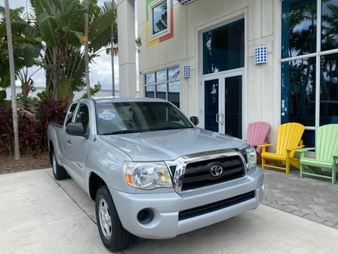2007 Silver Streak Mica /Gray Toyota Tacoma LOW MILES 28,699 1 OWNER 4 DR (5TETX22N67Z) with an 2.7L DOHC EFI 16-Valve I4 VVT-i Engine engine, Automatic transmission, located at 4701 North Dixie Hwy, Pompano Beach, FL, 33064, (954) 422-2889, 26.240938, -80.123474 - OUR WEBPAGE FLORIDACARS1.COM HAS OVER 100 PHOTOS AND FREE CARFAX LINK 2007 TOYOTA TACOMA VIN: 5TETX22N67Z458097 5 T E T X 2 2 N 6 7 Z 4 5 8 0 9 7 CLUB CAB PICKUP 2.7L I4 F DOHC 16V GASOLINE 28 MPG REAR WHEEL DRIVE Features ABS Brakes Air Conditioning AM/FM Stereo Automatic Transmission CD Audio Clot - Photo#1