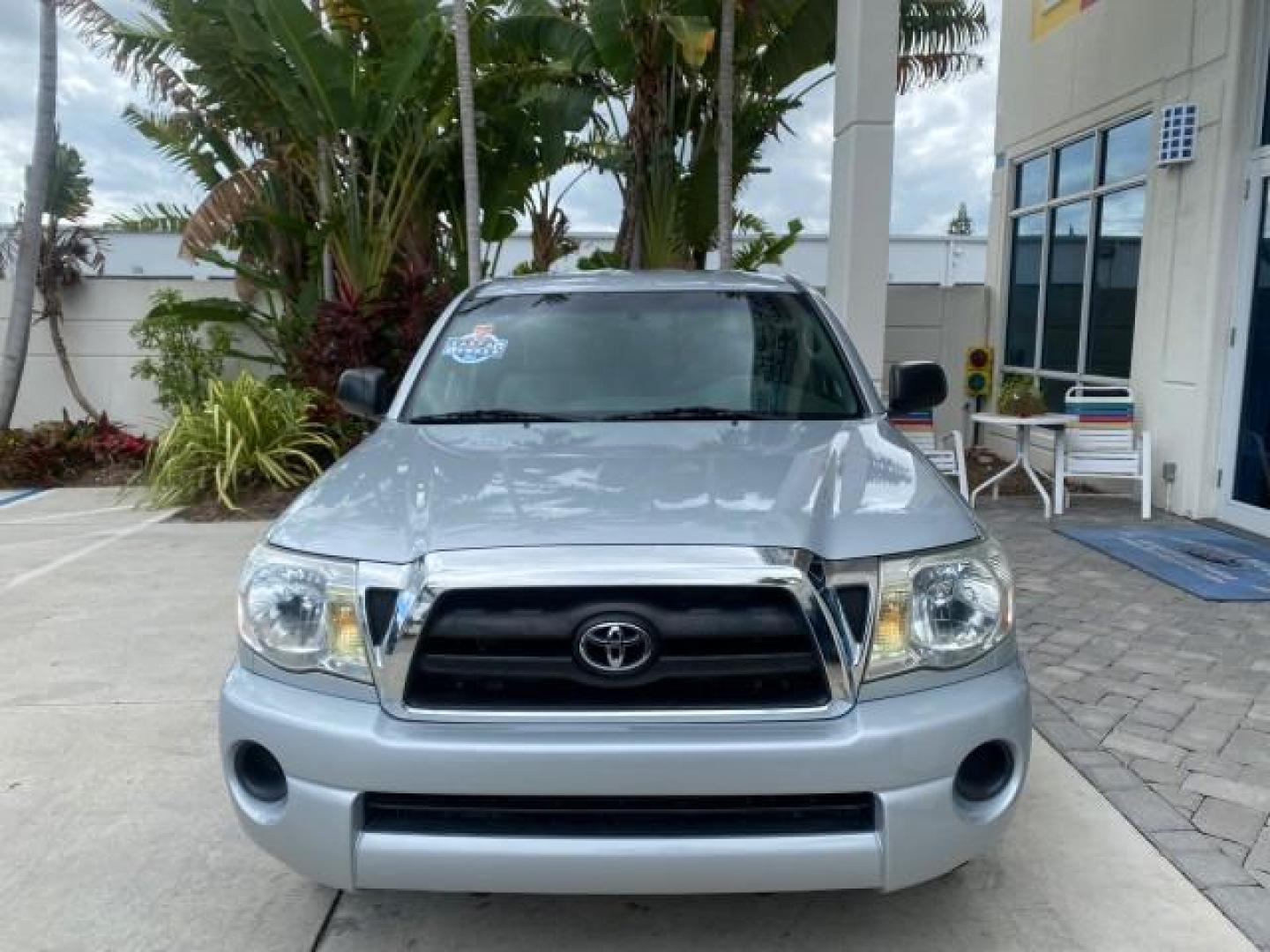2007 Silver Streak Mica /Gray Toyota Tacoma LOW MILES 28,699 1 OWNER 4 DR (5TETX22N67Z) with an 2.7L DOHC EFI 16-Valve I4 VVT-i Engine engine, Automatic transmission, located at 4701 North Dixie Hwy, Pompano Beach, FL, 33064, (954) 422-2889, 26.240938, -80.123474 - OUR WEBPAGE FLORIDACARS1.COM HAS OVER 100 PHOTOS AND FREE CARFAX LINK 2007 TOYOTA TACOMA VIN: 5TETX22N67Z458097 5 T E T X 2 2 N 6 7 Z 4 5 8 0 9 7 CLUB CAB PICKUP 2.7L I4 F DOHC 16V GASOLINE 28 MPG REAR WHEEL DRIVE Features ABS Brakes Air Conditioning AM/FM Stereo Automatic Transmission CD Audio Clot - Photo#2