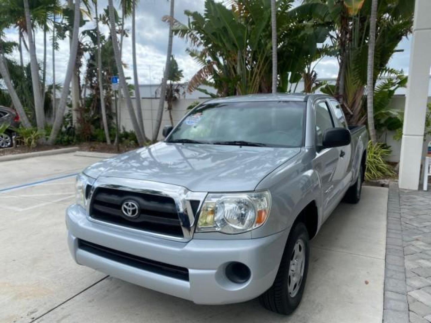 2007 Silver Streak Mica /Gray Toyota Tacoma LOW MILES 28,699 1 OWNER 4 DR (5TETX22N67Z) with an 2.7L DOHC EFI 16-Valve I4 VVT-i Engine engine, Automatic transmission, located at 4701 North Dixie Hwy, Pompano Beach, FL, 33064, (954) 422-2889, 26.240938, -80.123474 - OUR WEBPAGE FLORIDACARS1.COM HAS OVER 100 PHOTOS AND FREE CARFAX LINK 2007 TOYOTA TACOMA VIN: 5TETX22N67Z458097 5 T E T X 2 2 N 6 7 Z 4 5 8 0 9 7 CLUB CAB PICKUP 2.7L I4 F DOHC 16V GASOLINE 28 MPG REAR WHEEL DRIVE Features ABS Brakes Air Conditioning AM/FM Stereo Automatic Transmission CD Audio Clot - Photo#3