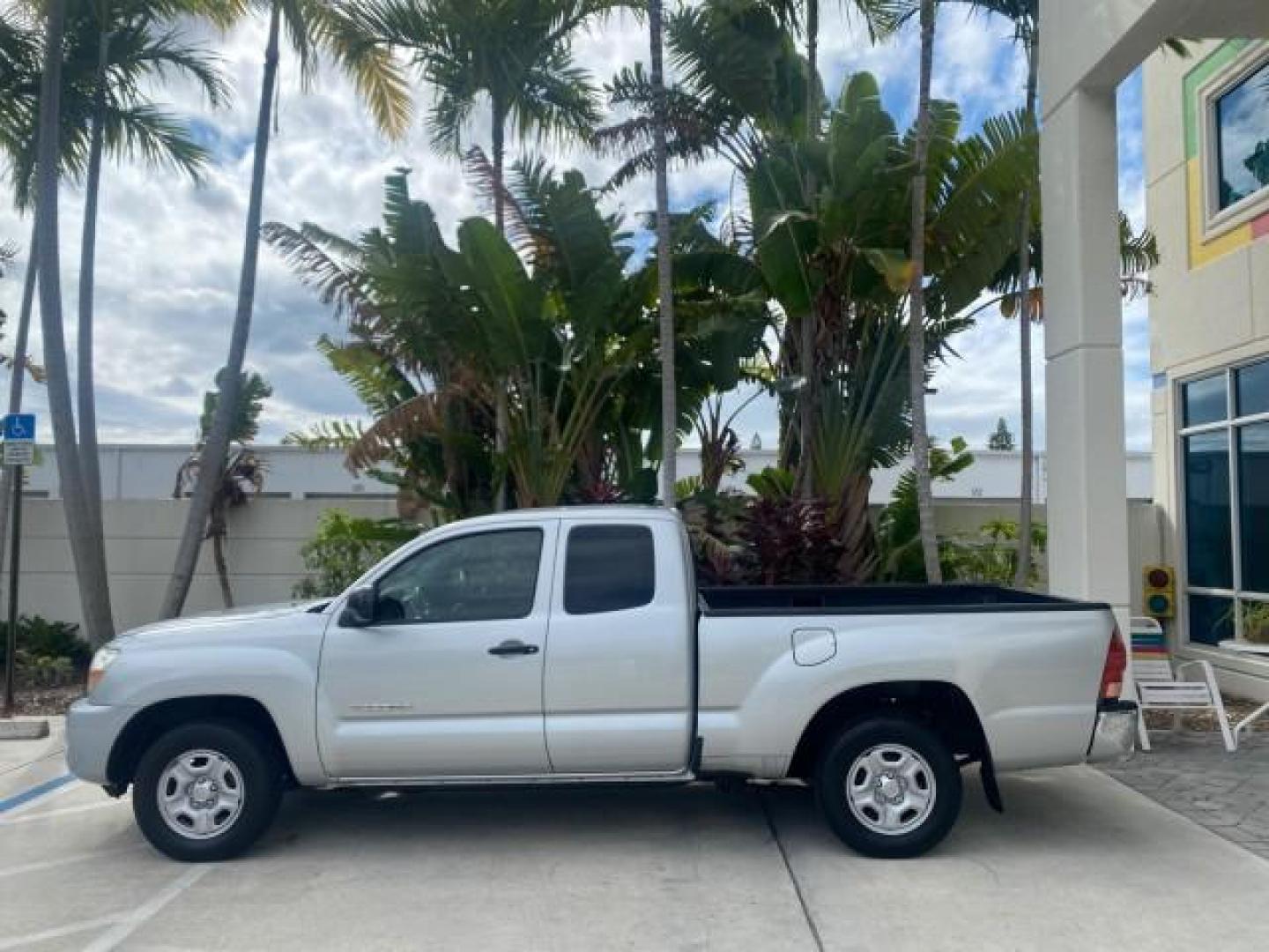 2007 Silver Streak Mica /Gray Toyota Tacoma LOW MILES 28,699 1 OWNER 4 DR (5TETX22N67Z) with an 2.7L DOHC EFI 16-Valve I4 VVT-i Engine engine, Automatic transmission, located at 4701 North Dixie Hwy, Pompano Beach, FL, 33064, (954) 422-2889, 26.240938, -80.123474 - OUR WEBPAGE FLORIDACARS1.COM HAS OVER 100 PHOTOS AND FREE CARFAX LINK 2007 TOYOTA TACOMA VIN: 5TETX22N67Z458097 5 T E T X 2 2 N 6 7 Z 4 5 8 0 9 7 CLUB CAB PICKUP 2.7L I4 F DOHC 16V GASOLINE 28 MPG REAR WHEEL DRIVE Features ABS Brakes Air Conditioning AM/FM Stereo Automatic Transmission CD Audio Clot - Photo#4