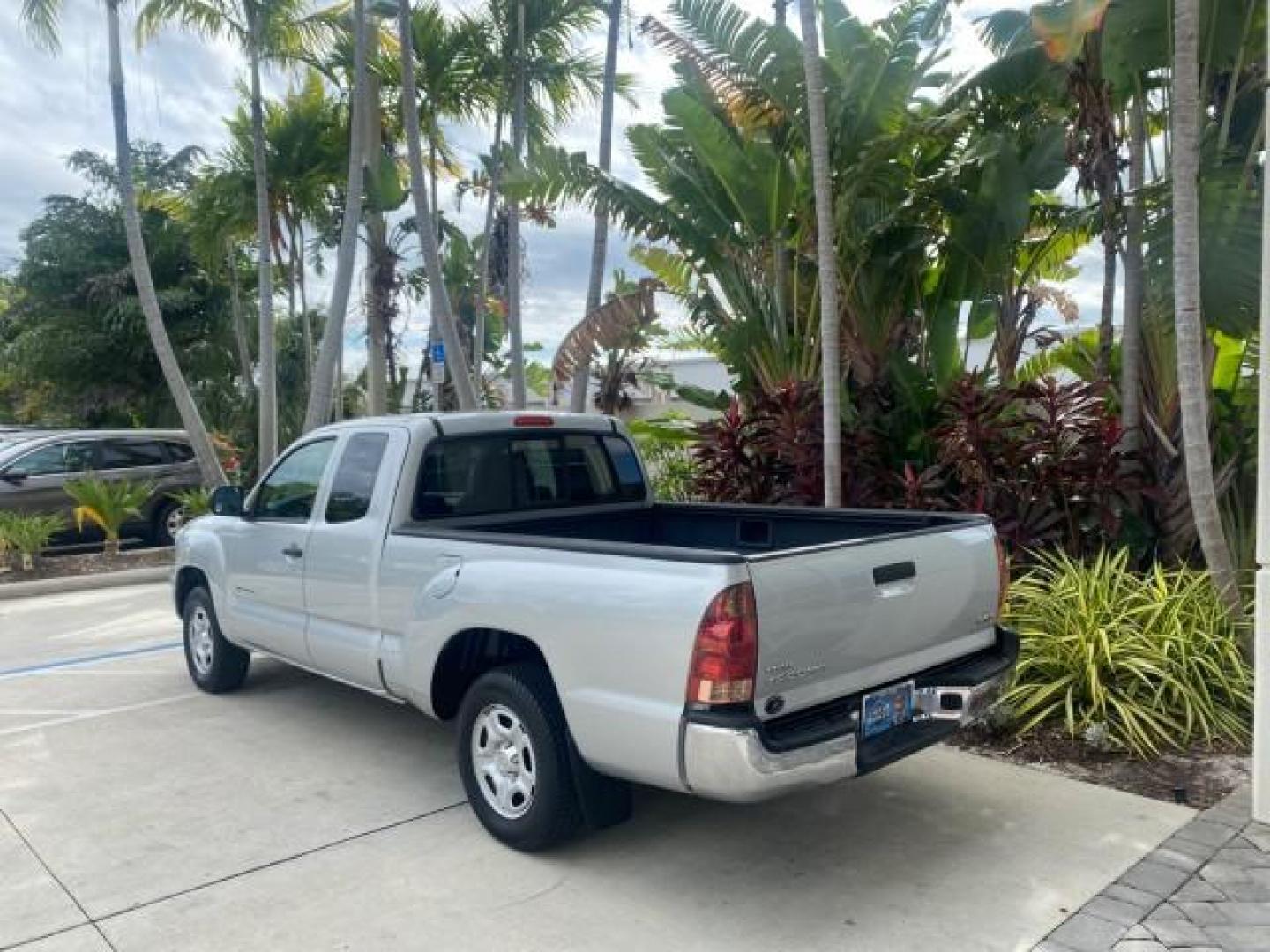 2007 Silver Streak Mica /Gray Toyota Tacoma LOW MILES 28,699 1 OWNER 4 DR (5TETX22N67Z) with an 2.7L DOHC EFI 16-Valve I4 VVT-i Engine engine, Automatic transmission, located at 4701 North Dixie Hwy, Pompano Beach, FL, 33064, (954) 422-2889, 26.240938, -80.123474 - OUR WEBPAGE FLORIDACARS1.COM HAS OVER 100 PHOTOS AND FREE CARFAX LINK 2007 TOYOTA TACOMA VIN: 5TETX22N67Z458097 5 T E T X 2 2 N 6 7 Z 4 5 8 0 9 7 CLUB CAB PICKUP 2.7L I4 F DOHC 16V GASOLINE 28 MPG REAR WHEEL DRIVE Features ABS Brakes Air Conditioning AM/FM Stereo Automatic Transmission CD Audio Clot - Photo#5