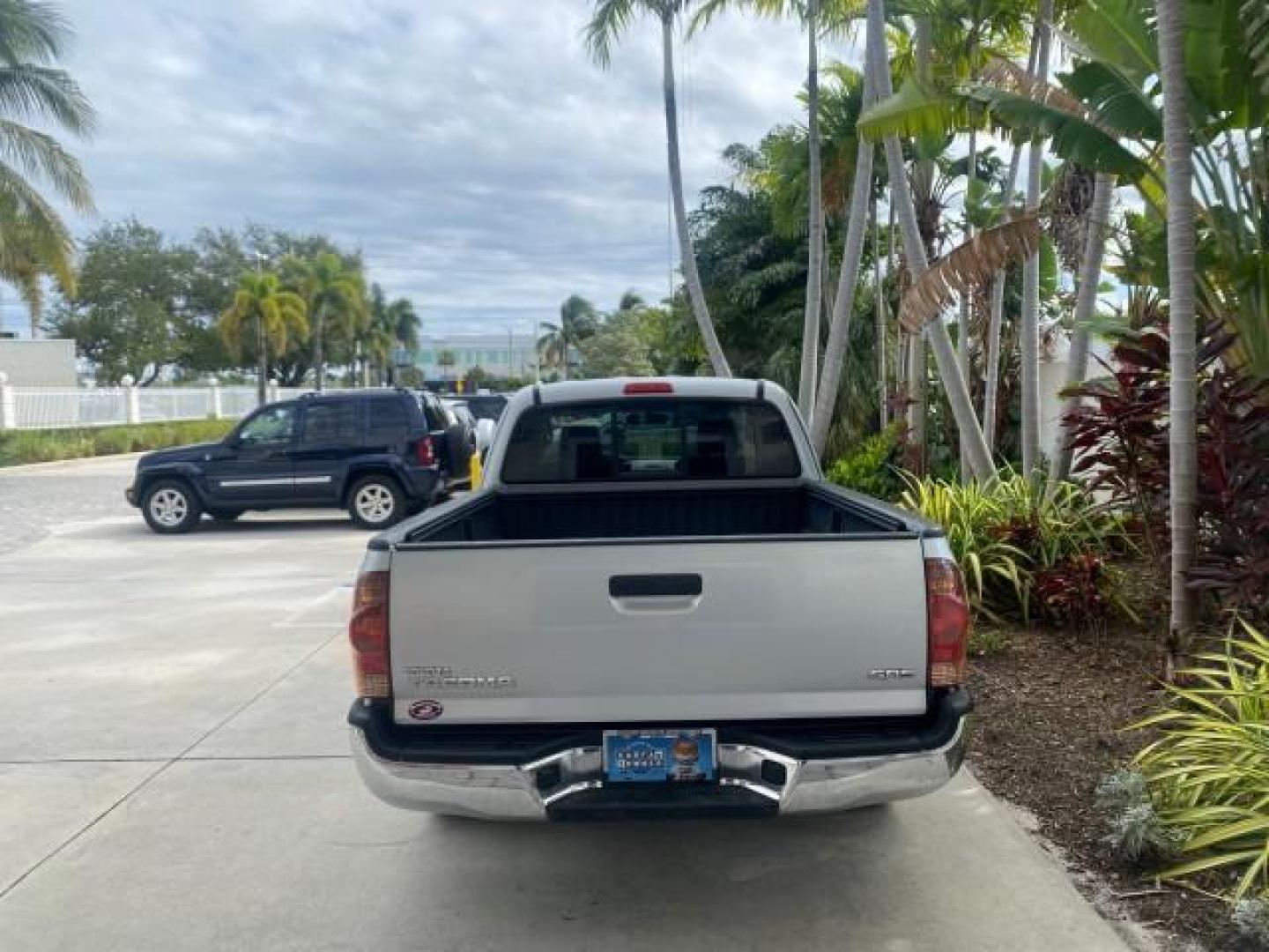 2007 Silver Streak Mica /Gray Toyota Tacoma LOW MILES 28,699 1 OWNER 4 DR (5TETX22N67Z) with an 2.7L DOHC EFI 16-Valve I4 VVT-i Engine engine, Automatic transmission, located at 4701 North Dixie Hwy, Pompano Beach, FL, 33064, (954) 422-2889, 26.240938, -80.123474 - OUR WEBPAGE FLORIDACARS1.COM HAS OVER 100 PHOTOS AND FREE CARFAX LINK 2007 TOYOTA TACOMA VIN: 5TETX22N67Z458097 5 T E T X 2 2 N 6 7 Z 4 5 8 0 9 7 CLUB CAB PICKUP 2.7L I4 F DOHC 16V GASOLINE 28 MPG REAR WHEEL DRIVE Features ABS Brakes Air Conditioning AM/FM Stereo Automatic Transmission CD Audio Clot - Photo#6