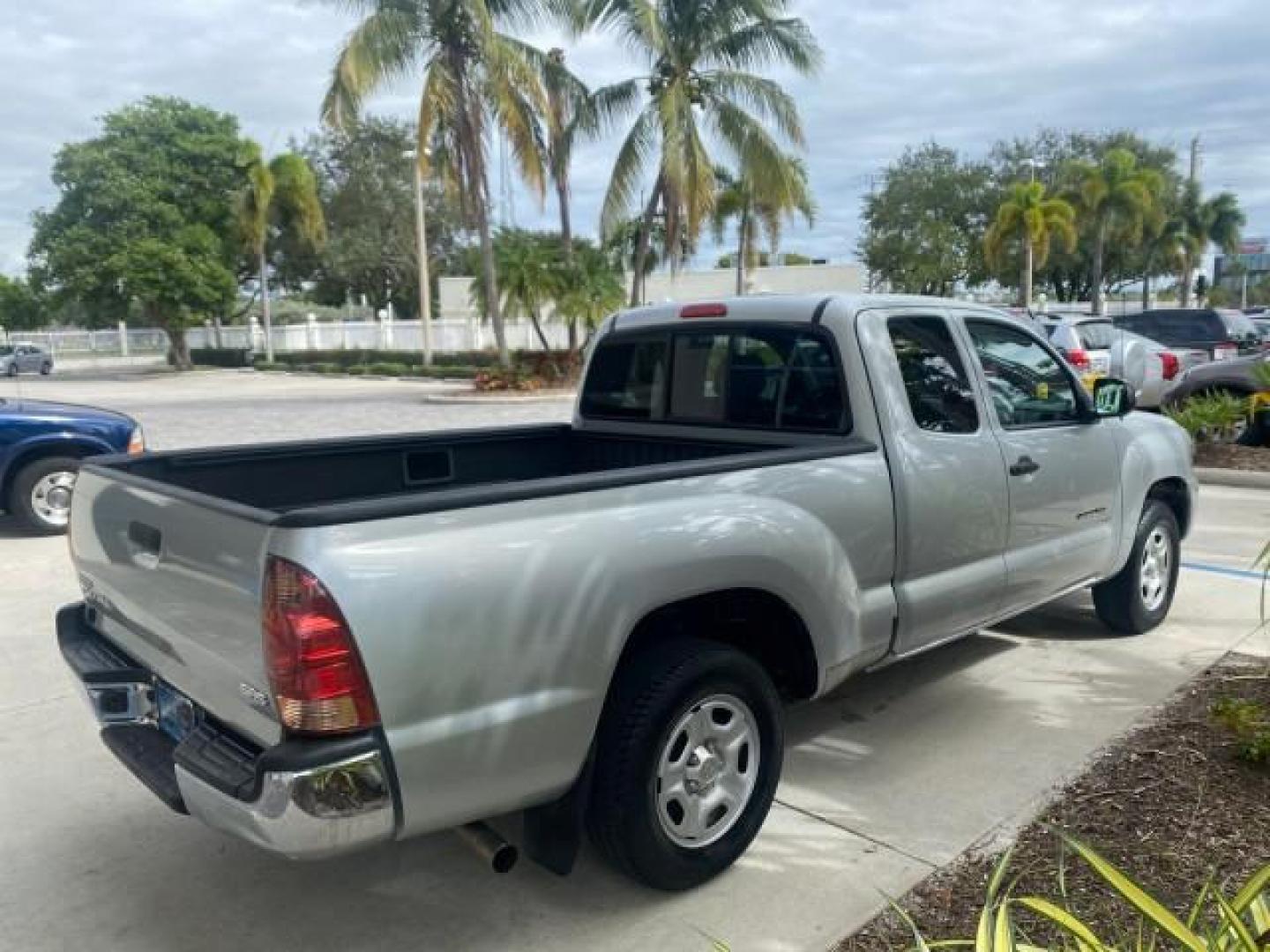 2007 Silver Streak Mica /Gray Toyota Tacoma LOW MILES 28,699 1 OWNER 4 DR (5TETX22N67Z) with an 2.7L DOHC EFI 16-Valve I4 VVT-i Engine engine, Automatic transmission, located at 4701 North Dixie Hwy, Pompano Beach, FL, 33064, (954) 422-2889, 26.240938, -80.123474 - OUR WEBPAGE FLORIDACARS1.COM HAS OVER 100 PHOTOS AND FREE CARFAX LINK 2007 TOYOTA TACOMA VIN: 5TETX22N67Z458097 5 T E T X 2 2 N 6 7 Z 4 5 8 0 9 7 CLUB CAB PICKUP 2.7L I4 F DOHC 16V GASOLINE 28 MPG REAR WHEEL DRIVE Features ABS Brakes Air Conditioning AM/FM Stereo Automatic Transmission CD Audio Clot - Photo#7