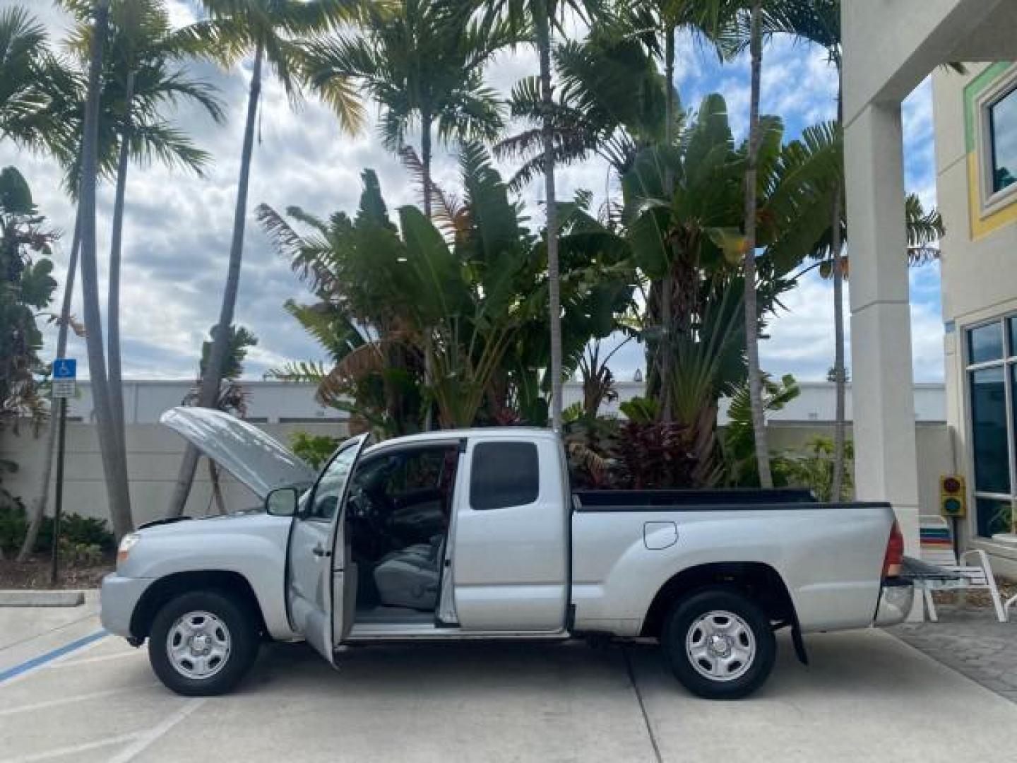2007 Silver Streak Mica /Gray Toyota Tacoma LOW MILES 28,699 1 OWNER 4 DR (5TETX22N67Z) with an 2.7L DOHC EFI 16-Valve I4 VVT-i Engine engine, Automatic transmission, located at 4701 North Dixie Hwy, Pompano Beach, FL, 33064, (954) 422-2889, 26.240938, -80.123474 - OUR WEBPAGE FLORIDACARS1.COM HAS OVER 100 PHOTOS AND FREE CARFAX LINK 2007 TOYOTA TACOMA VIN: 5TETX22N67Z458097 5 T E T X 2 2 N 6 7 Z 4 5 8 0 9 7 CLUB CAB PICKUP 2.7L I4 F DOHC 16V GASOLINE 28 MPG REAR WHEEL DRIVE Features ABS Brakes Air Conditioning AM/FM Stereo Automatic Transmission CD Audio Clot - Photo#8