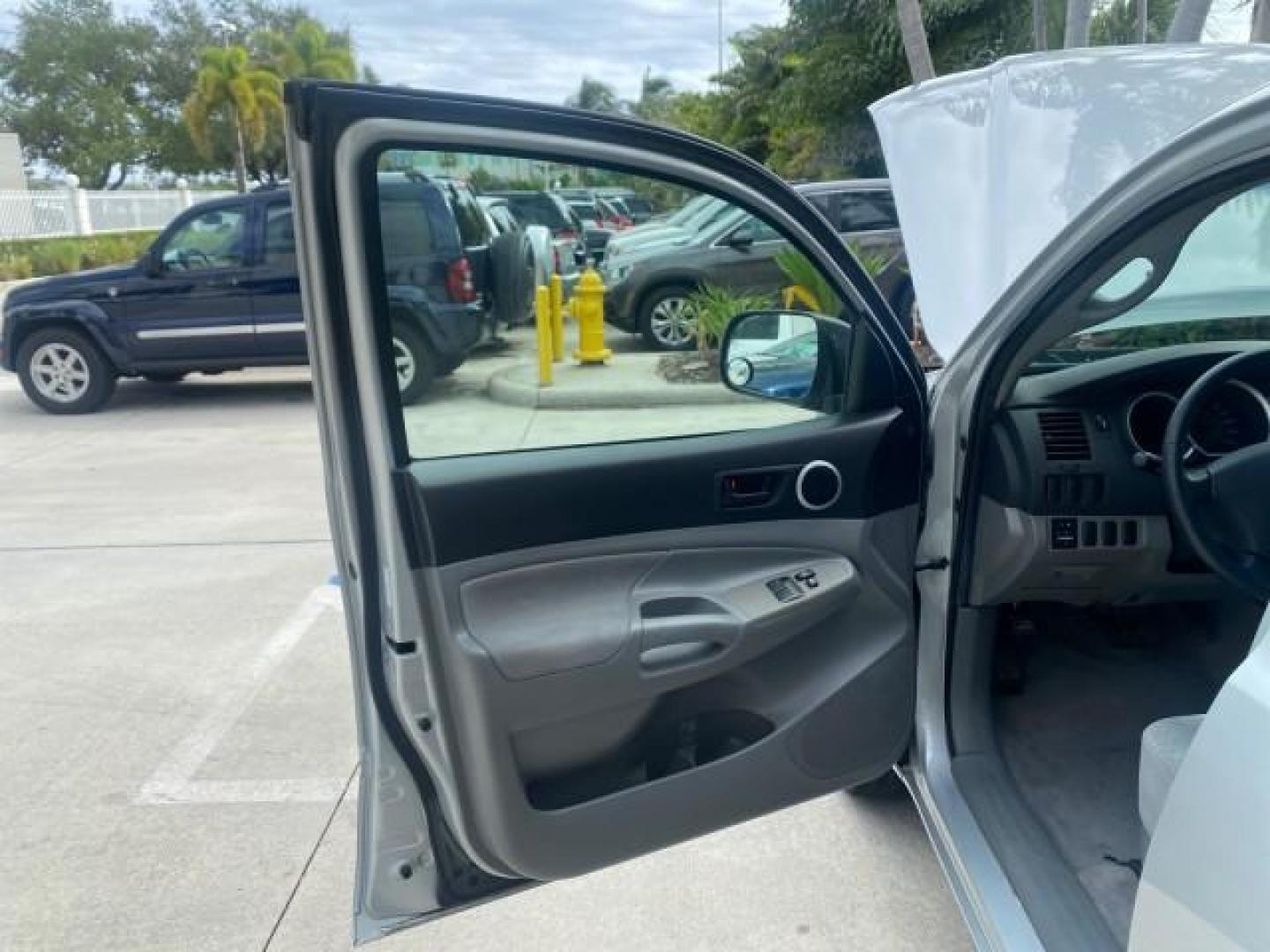 2007 Silver Streak Mica /Gray Toyota Tacoma LOW MILES 28,699 1 OWNER 4 DR (5TETX22N67Z) with an 2.7L DOHC EFI 16-Valve I4 VVT-i Engine engine, Automatic transmission, located at 4701 North Dixie Hwy, Pompano Beach, FL, 33064, (954) 422-2889, 26.240938, -80.123474 - OUR WEBPAGE FLORIDACARS1.COM HAS OVER 100 PHOTOS AND FREE CARFAX LINK 2007 TOYOTA TACOMA VIN: 5TETX22N67Z458097 5 T E T X 2 2 N 6 7 Z 4 5 8 0 9 7 CLUB CAB PICKUP 2.7L I4 F DOHC 16V GASOLINE 28 MPG REAR WHEEL DRIVE Features ABS Brakes Air Conditioning AM/FM Stereo Automatic Transmission CD Audio Clot - Photo#9