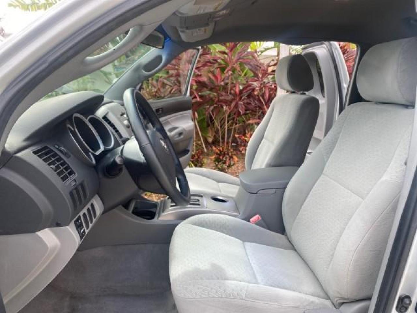 2007 Silver Streak Mica /Gray Toyota Tacoma LOW MILES 28,699 1 OWNER 4 DR (5TETX22N67Z) with an 2.7L DOHC EFI 16-Valve I4 VVT-i Engine engine, Automatic transmission, located at 4701 North Dixie Hwy, Pompano Beach, FL, 33064, (954) 422-2889, 26.240938, -80.123474 - OUR WEBPAGE FLORIDACARS1.COM HAS OVER 100 PHOTOS AND FREE CARFAX LINK 2007 TOYOTA TACOMA VIN: 5TETX22N67Z458097 5 T E T X 2 2 N 6 7 Z 4 5 8 0 9 7 CLUB CAB PICKUP 2.7L I4 F DOHC 16V GASOLINE 28 MPG REAR WHEEL DRIVE Features ABS Brakes Air Conditioning AM/FM Stereo Automatic Transmission CD Audio Clot - Photo#10