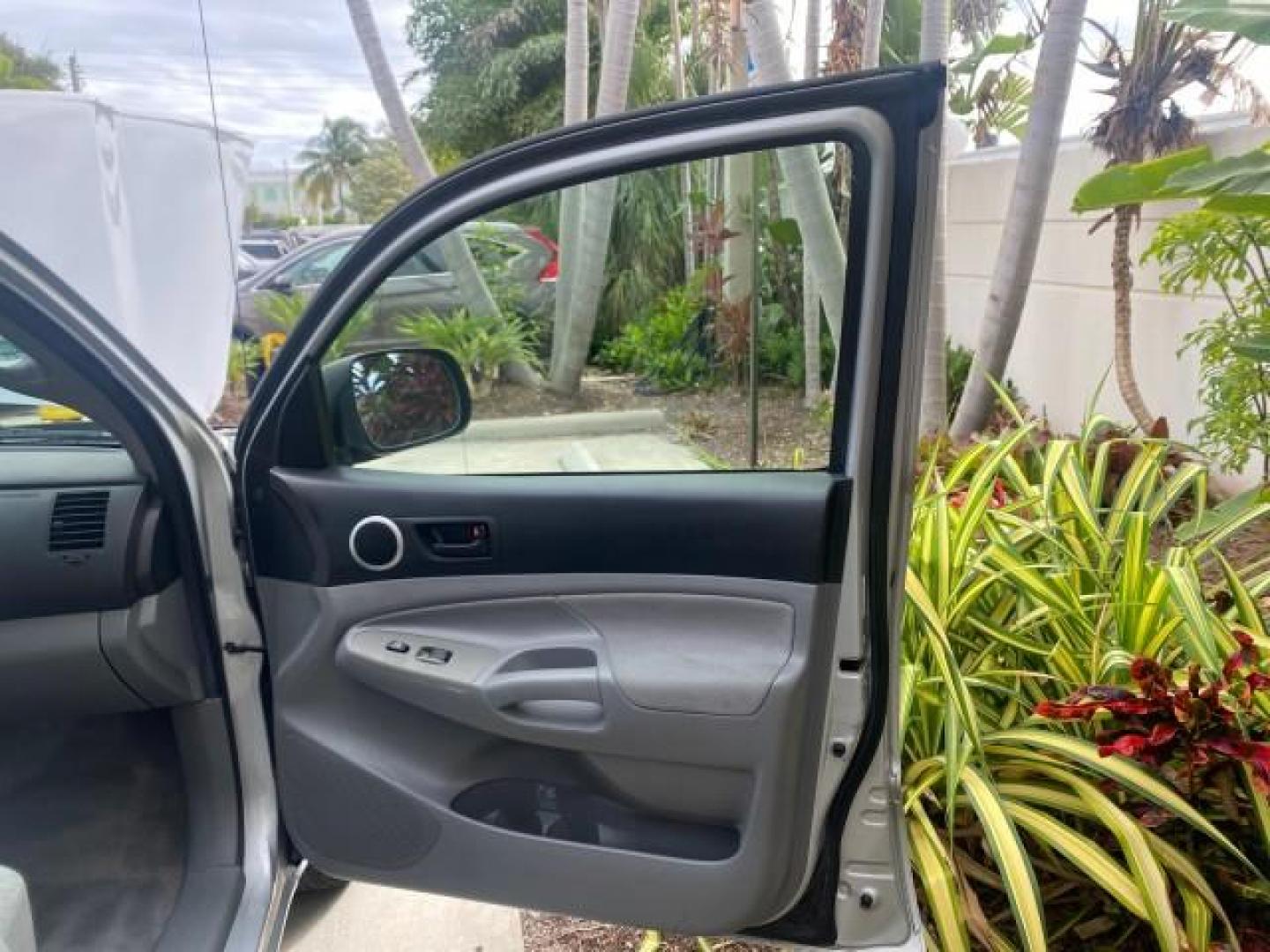 2007 Silver Streak Mica /Gray Toyota Tacoma LOW MILES 28,699 1 OWNER 4 DR (5TETX22N67Z) with an 2.7L DOHC EFI 16-Valve I4 VVT-i Engine engine, Automatic transmission, located at 4701 North Dixie Hwy, Pompano Beach, FL, 33064, (954) 422-2889, 26.240938, -80.123474 - OUR WEBPAGE FLORIDACARS1.COM HAS OVER 100 PHOTOS AND FREE CARFAX LINK 2007 TOYOTA TACOMA VIN: 5TETX22N67Z458097 5 T E T X 2 2 N 6 7 Z 4 5 8 0 9 7 CLUB CAB PICKUP 2.7L I4 F DOHC 16V GASOLINE 28 MPG REAR WHEEL DRIVE Features ABS Brakes Air Conditioning AM/FM Stereo Automatic Transmission CD Audio Clot - Photo#11