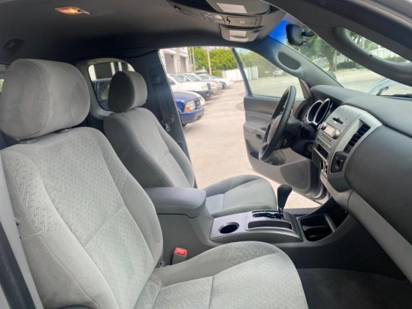 2007 Silver Streak Mica /Gray Toyota Tacoma LOW MILES 28,699 1 OWNER 4 DR (5TETX22N67Z) with an 2.7L DOHC EFI 16-Valve I4 VVT-i Engine engine, Automatic transmission, located at 4701 North Dixie Hwy, Pompano Beach, FL, 33064, (954) 422-2889, 26.240938, -80.123474 - OUR WEBPAGE FLORIDACARS1.COM HAS OVER 100 PHOTOS AND FREE CARFAX LINK 2007 TOYOTA TACOMA VIN: 5TETX22N67Z458097 5 T E T X 2 2 N 6 7 Z 4 5 8 0 9 7 CLUB CAB PICKUP 2.7L I4 F DOHC 16V GASOLINE 28 MPG REAR WHEEL DRIVE Features ABS Brakes Air Conditioning AM/FM Stereo Automatic Transmission CD Audio Clot - Photo#12