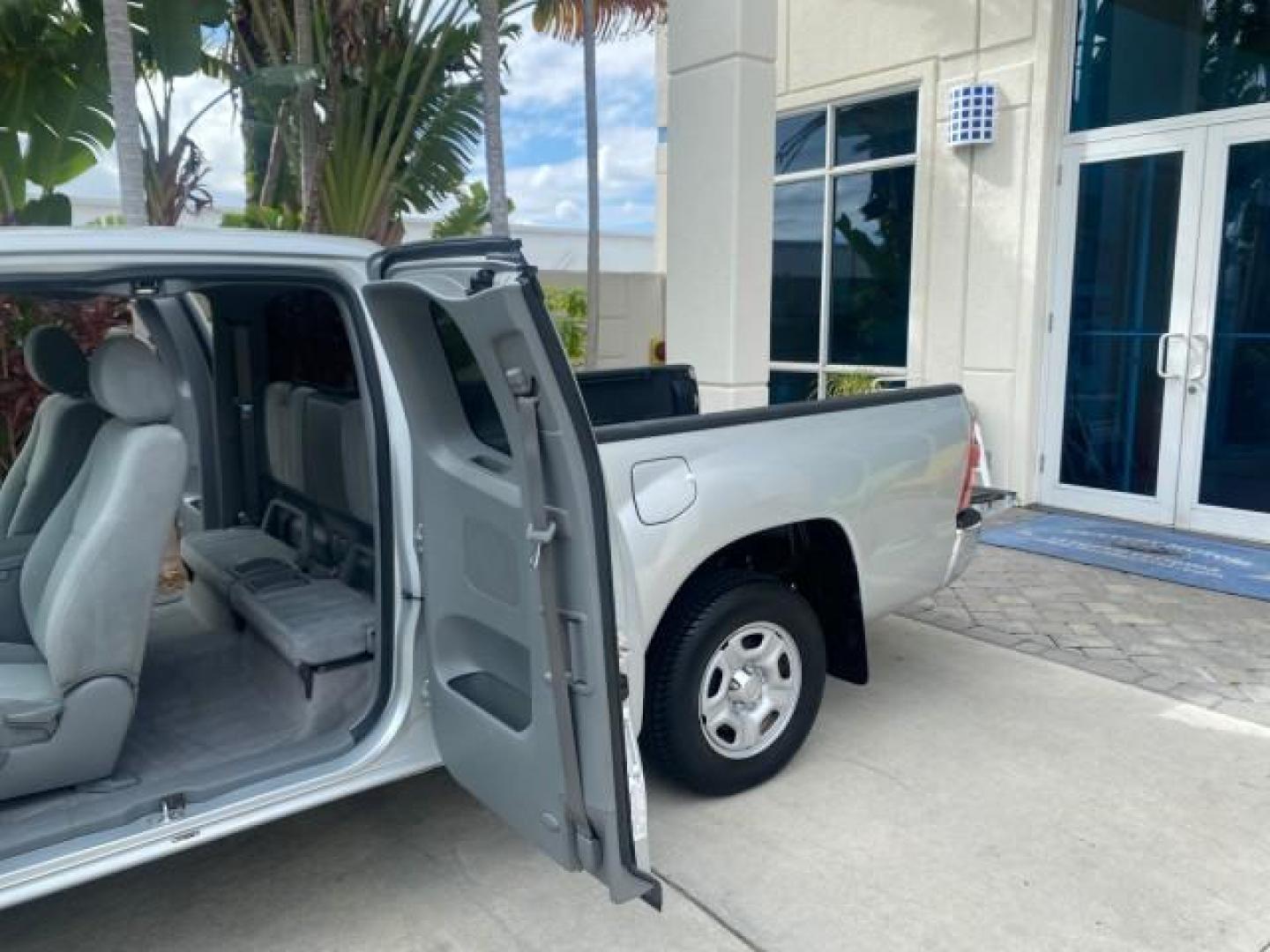 2007 Silver Streak Mica /Gray Toyota Tacoma LOW MILES 28,699 1 OWNER 4 DR (5TETX22N67Z) with an 2.7L DOHC EFI 16-Valve I4 VVT-i Engine engine, Automatic transmission, located at 4701 North Dixie Hwy, Pompano Beach, FL, 33064, (954) 422-2889, 26.240938, -80.123474 - OUR WEBPAGE FLORIDACARS1.COM HAS OVER 100 PHOTOS AND FREE CARFAX LINK 2007 TOYOTA TACOMA VIN: 5TETX22N67Z458097 5 T E T X 2 2 N 6 7 Z 4 5 8 0 9 7 CLUB CAB PICKUP 2.7L I4 F DOHC 16V GASOLINE 28 MPG REAR WHEEL DRIVE Features ABS Brakes Air Conditioning AM/FM Stereo Automatic Transmission CD Audio Clot - Photo#13