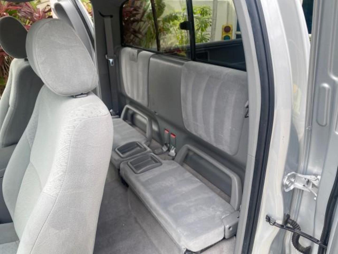 2007 Silver Streak Mica /Gray Toyota Tacoma LOW MILES 28,699 1 OWNER 4 DR (5TETX22N67Z) with an 2.7L DOHC EFI 16-Valve I4 VVT-i Engine engine, Automatic transmission, located at 4701 North Dixie Hwy, Pompano Beach, FL, 33064, (954) 422-2889, 26.240938, -80.123474 - OUR WEBPAGE FLORIDACARS1.COM HAS OVER 100 PHOTOS AND FREE CARFAX LINK 2007 TOYOTA TACOMA VIN: 5TETX22N67Z458097 5 T E T X 2 2 N 6 7 Z 4 5 8 0 9 7 CLUB CAB PICKUP 2.7L I4 F DOHC 16V GASOLINE 28 MPG REAR WHEEL DRIVE Features ABS Brakes Air Conditioning AM/FM Stereo Automatic Transmission CD Audio Clot - Photo#14