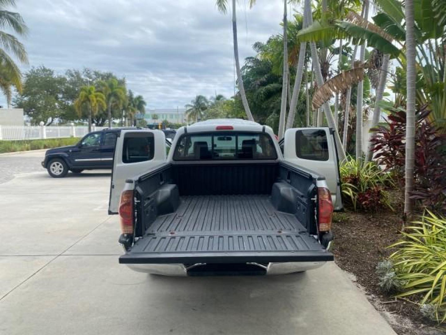 2007 Silver Streak Mica /Gray Toyota Tacoma LOW MILES 28,699 1 OWNER 4 DR (5TETX22N67Z) with an 2.7L DOHC EFI 16-Valve I4 VVT-i Engine engine, Automatic transmission, located at 4701 North Dixie Hwy, Pompano Beach, FL, 33064, (954) 422-2889, 26.240938, -80.123474 - OUR WEBPAGE FLORIDACARS1.COM HAS OVER 100 PHOTOS AND FREE CARFAX LINK 2007 TOYOTA TACOMA VIN: 5TETX22N67Z458097 5 T E T X 2 2 N 6 7 Z 4 5 8 0 9 7 CLUB CAB PICKUP 2.7L I4 F DOHC 16V GASOLINE 28 MPG REAR WHEEL DRIVE Features ABS Brakes Air Conditioning AM/FM Stereo Automatic Transmission CD Audio Clot - Photo#15